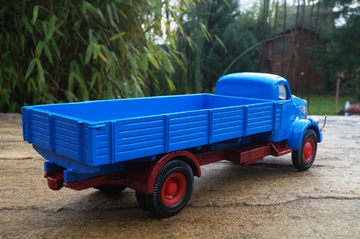 Historischer Pritschen LKW schweres Modell