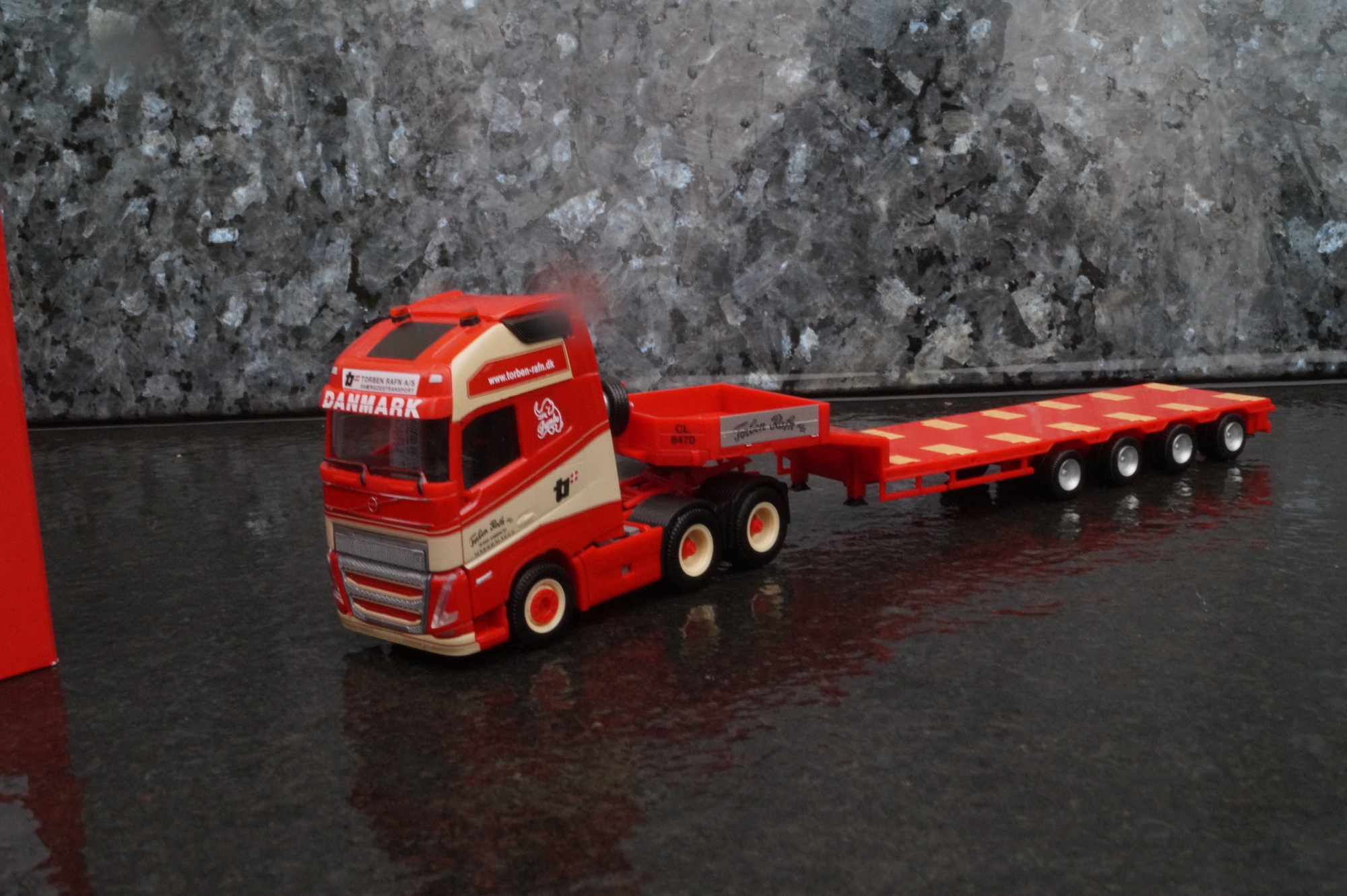 316354 - Herpa - Volvo FH 16 Gl. XL 2020 6x4 Semitieflade-Sattelzug "Torben Rafn