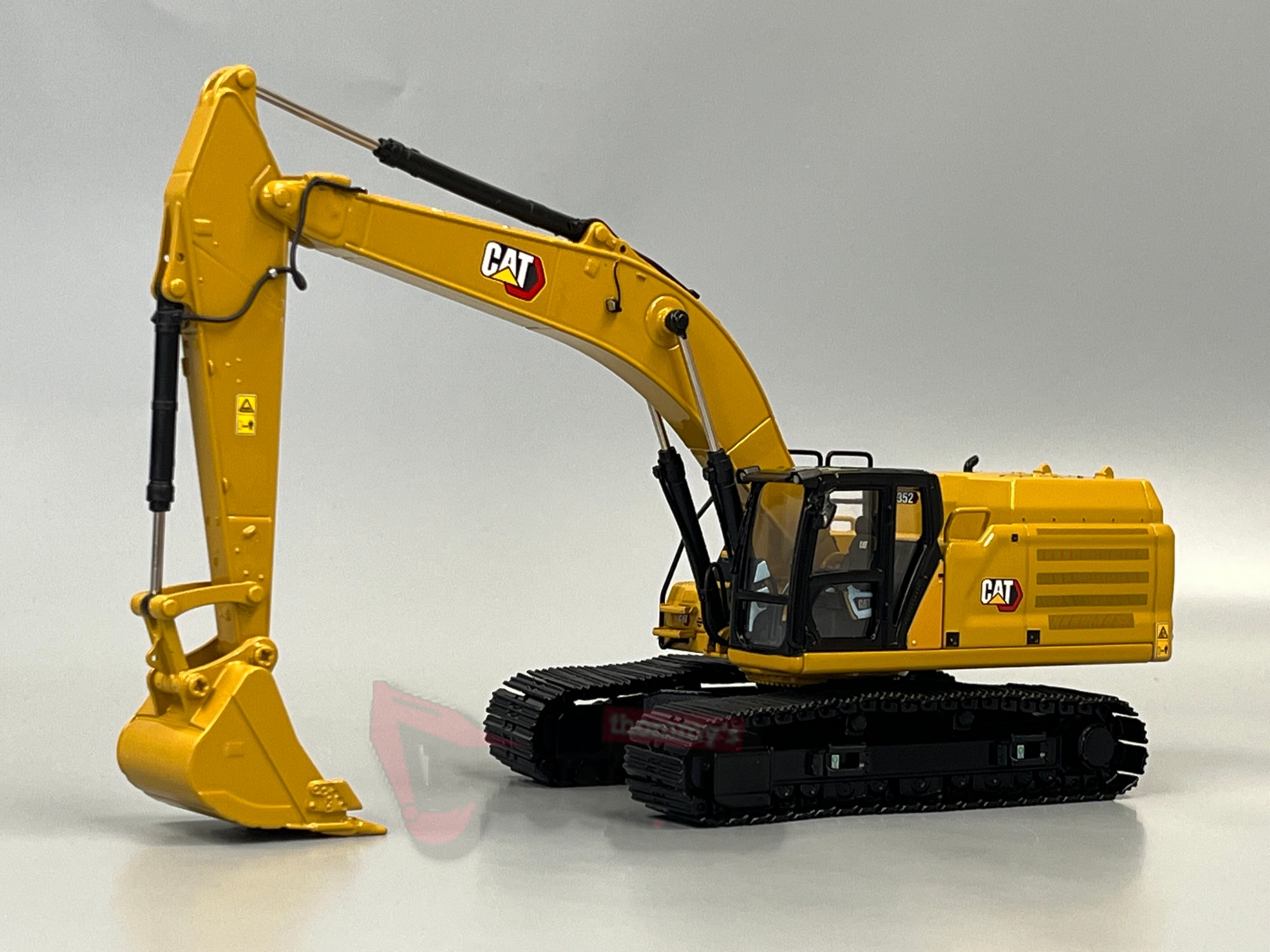 85792 - Diecast Masters - CAT 352 Next Gen Bagger