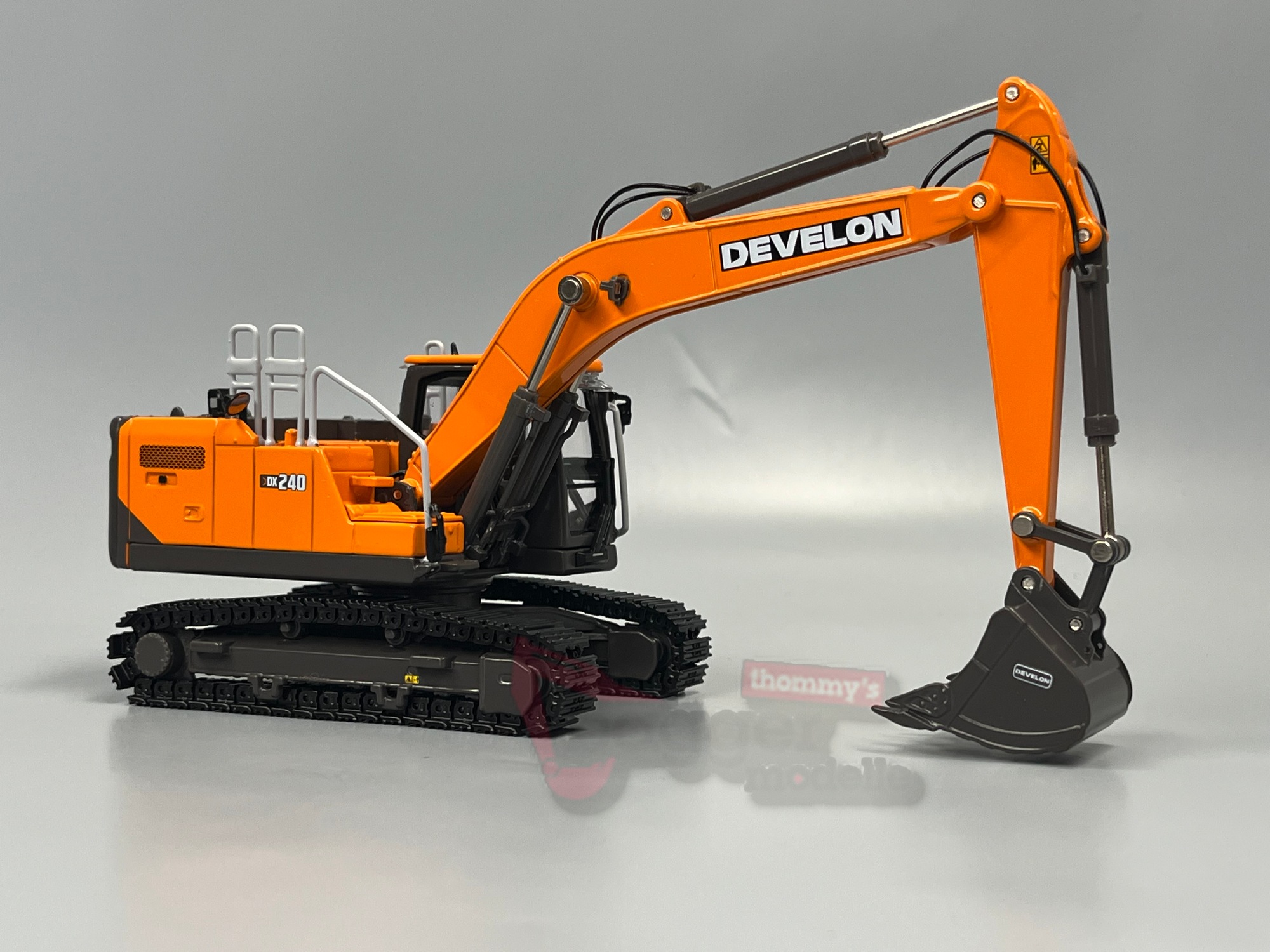 16-1041 -IMC- Develon DX 240 Kettenbagger