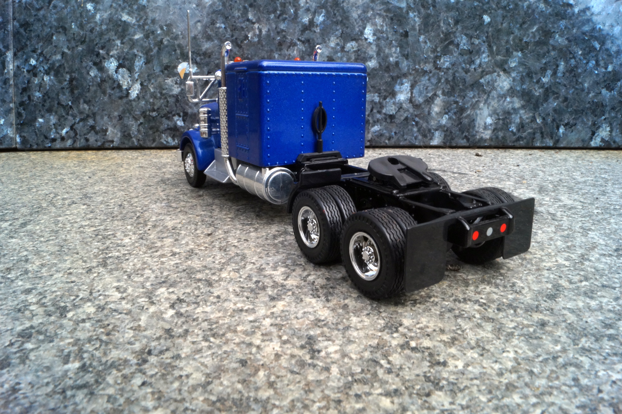 Kenworth  3achs Zugmaschine blau metalic