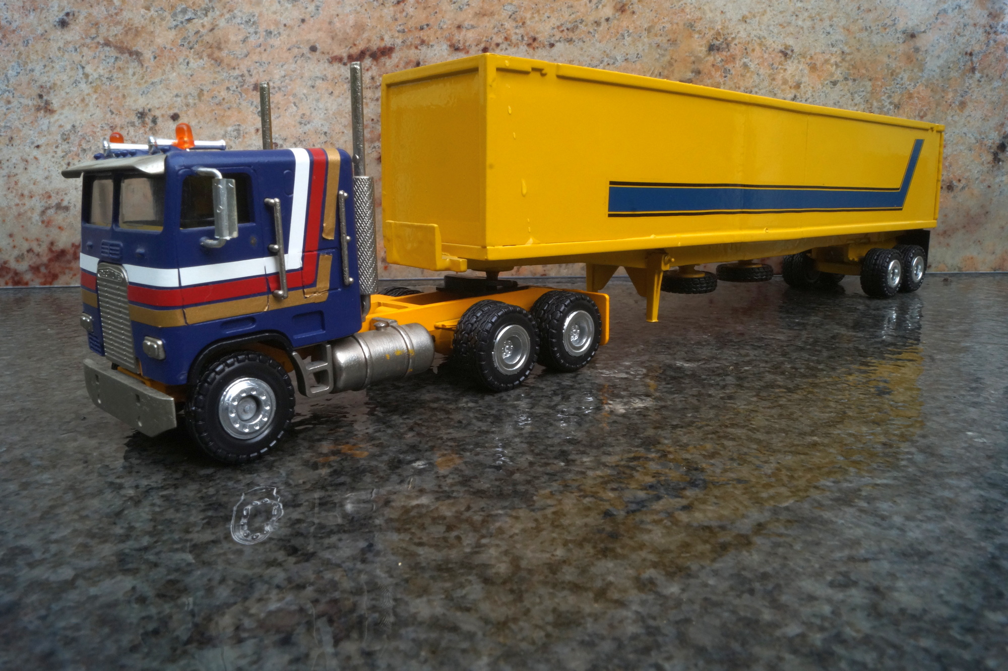 Freightliner 3achs mit 2achs Kofferaufliger