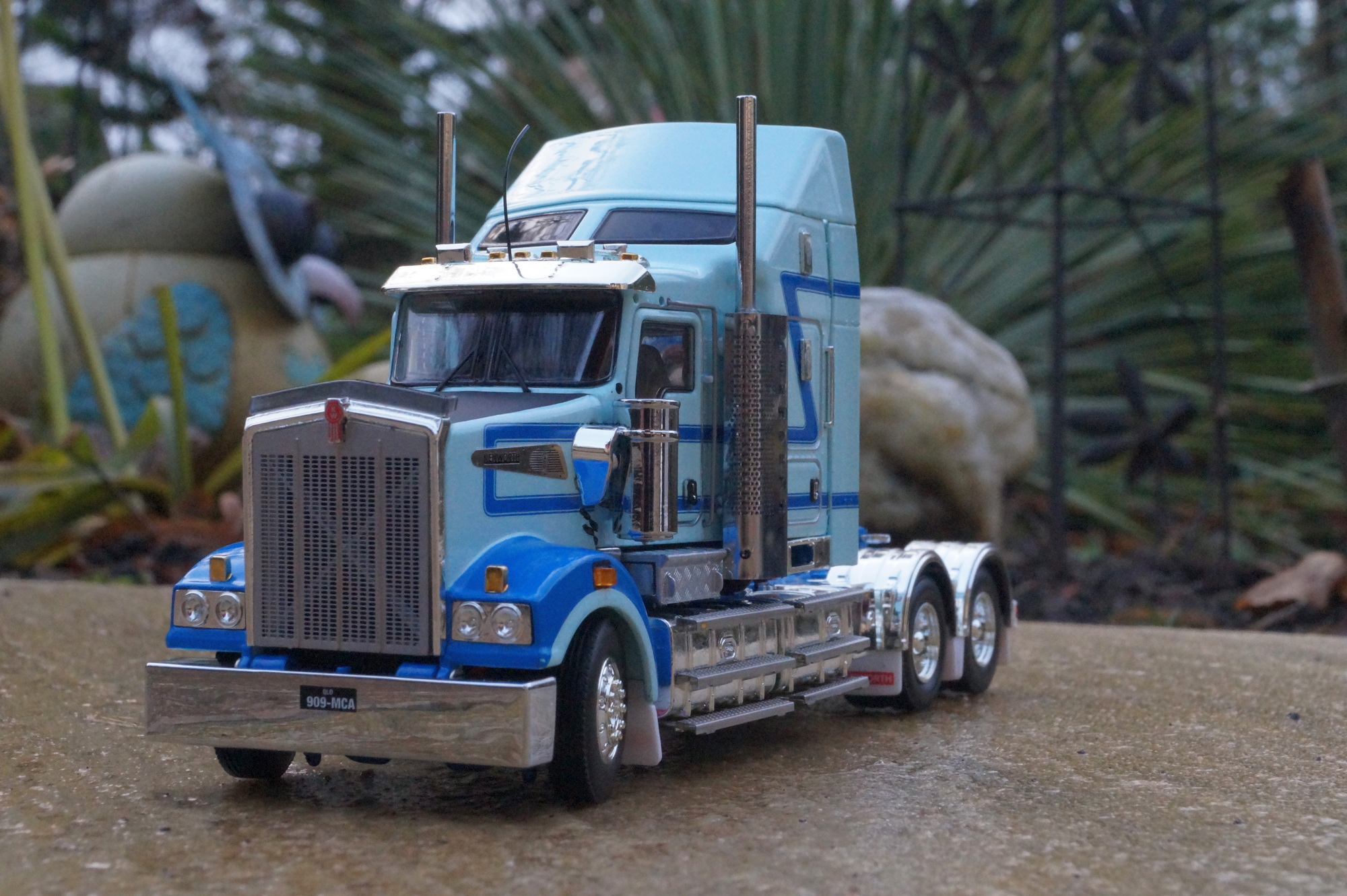 01559 - Drake -  Kenworth T 909 3achs Zugmaschine "Light Blue