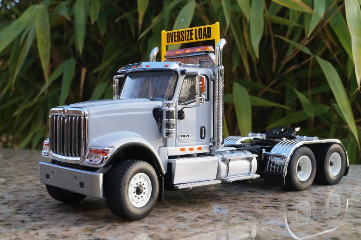 71005 - DCM -International HX 520 3achs Zugmaschine "metalic grau