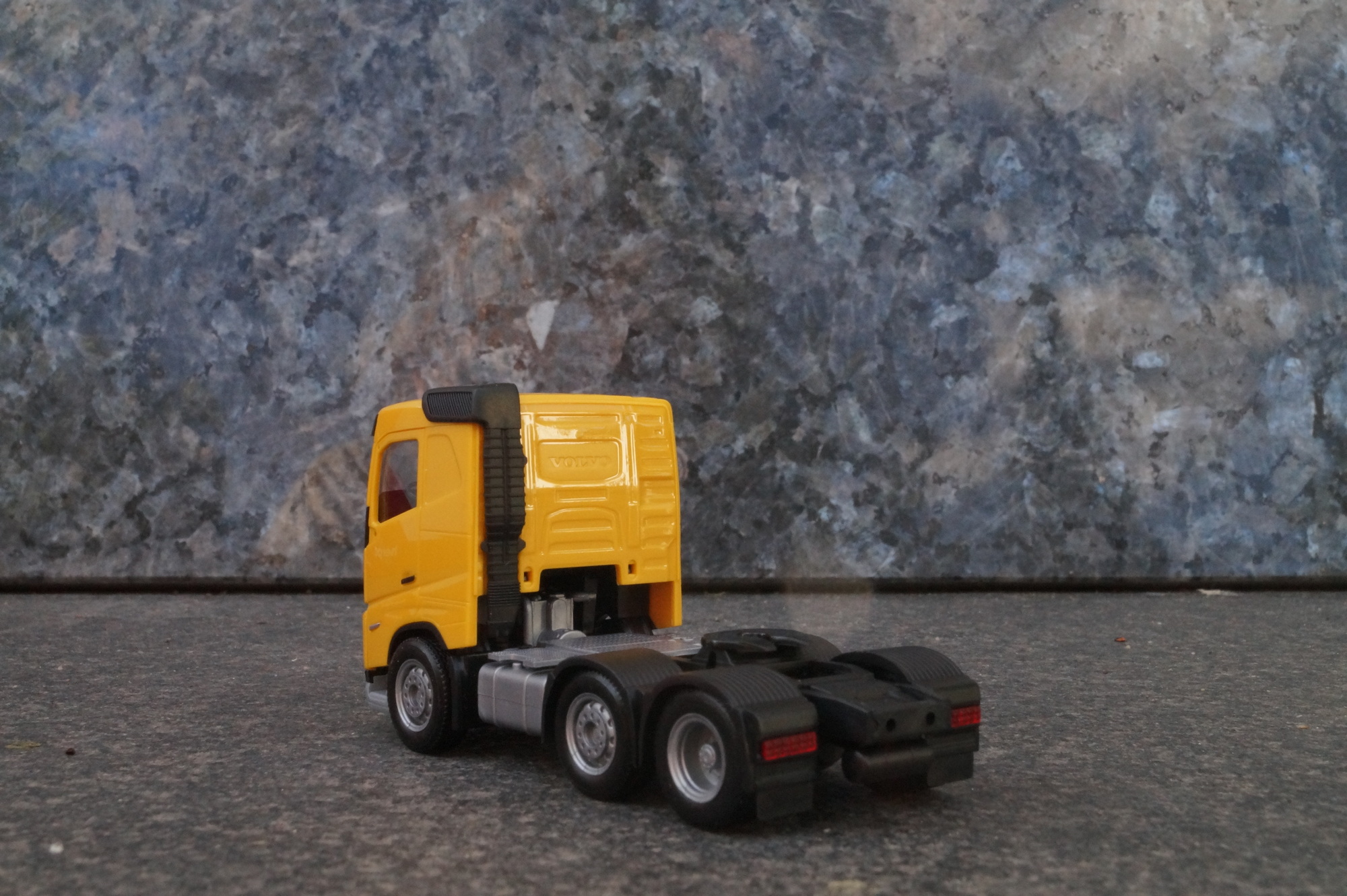 313735-2 - Herpa -Volvo FH 2020 6x2 Zugmaschine, maisgelb