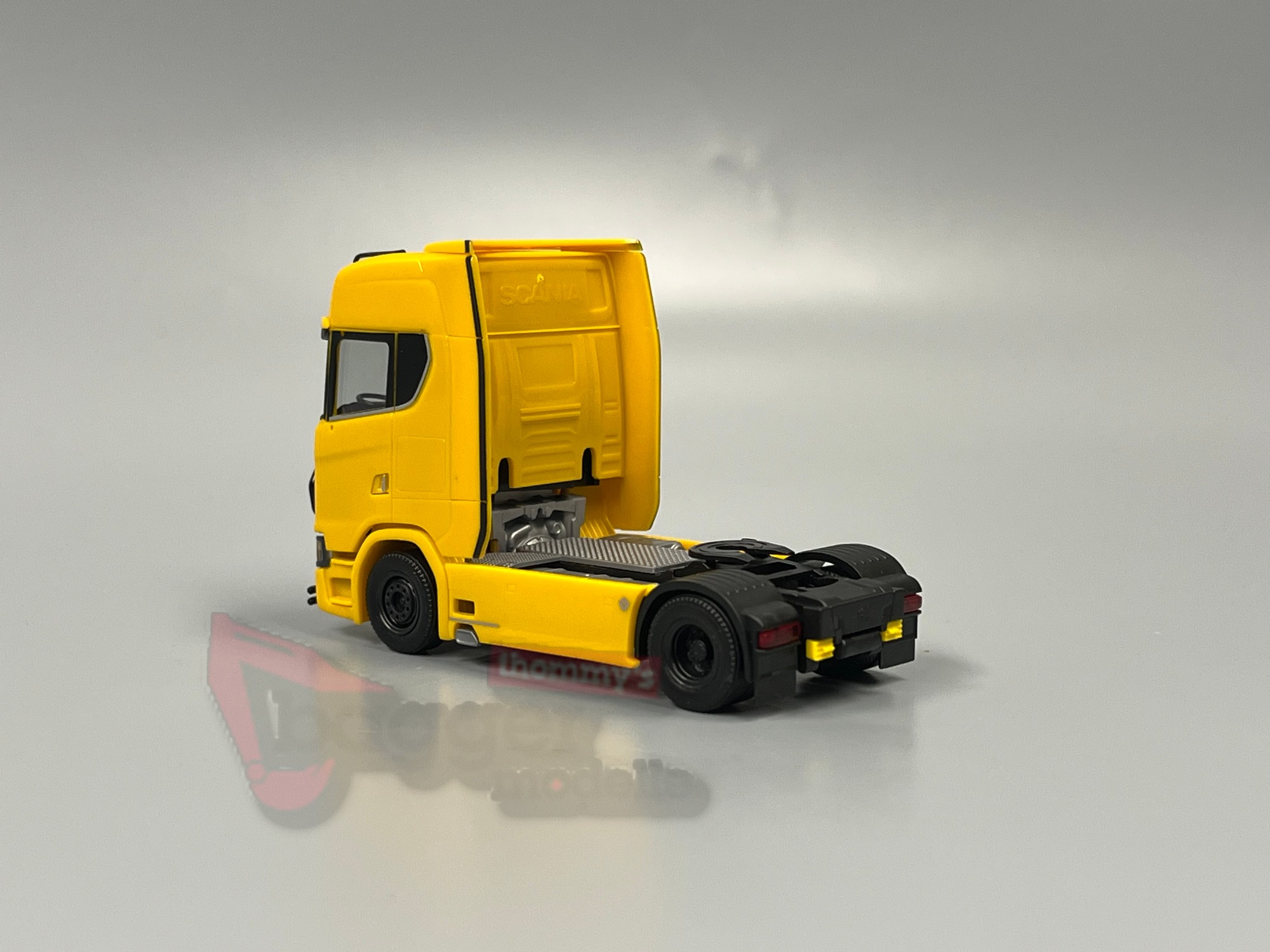 310116-005 - Herpa - Scania CS Highline 4x2 Zugmaschine, gelb mit schwarzen Anbauteilen