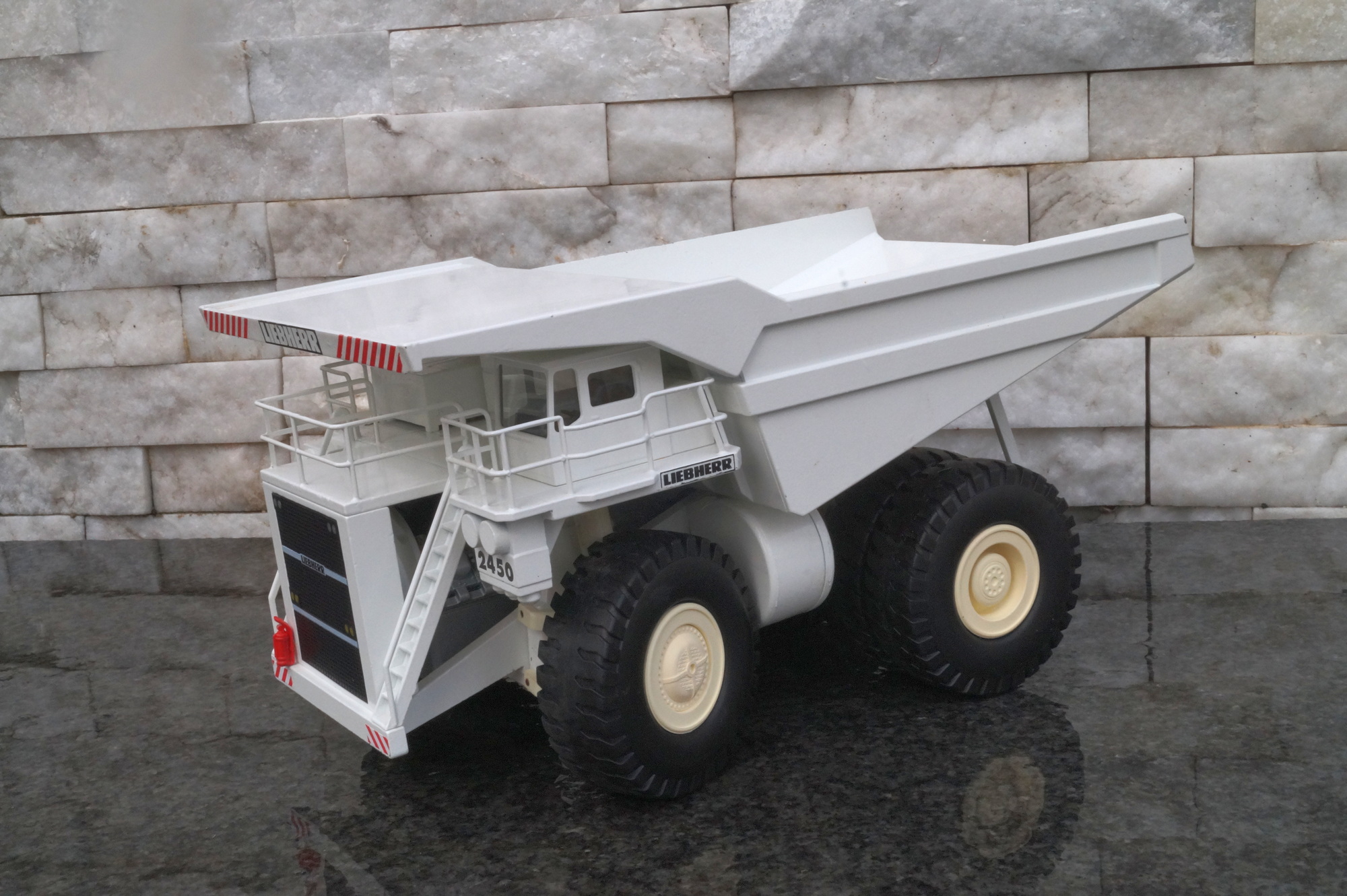 Liebherr 2450 Muldenkipper weiß