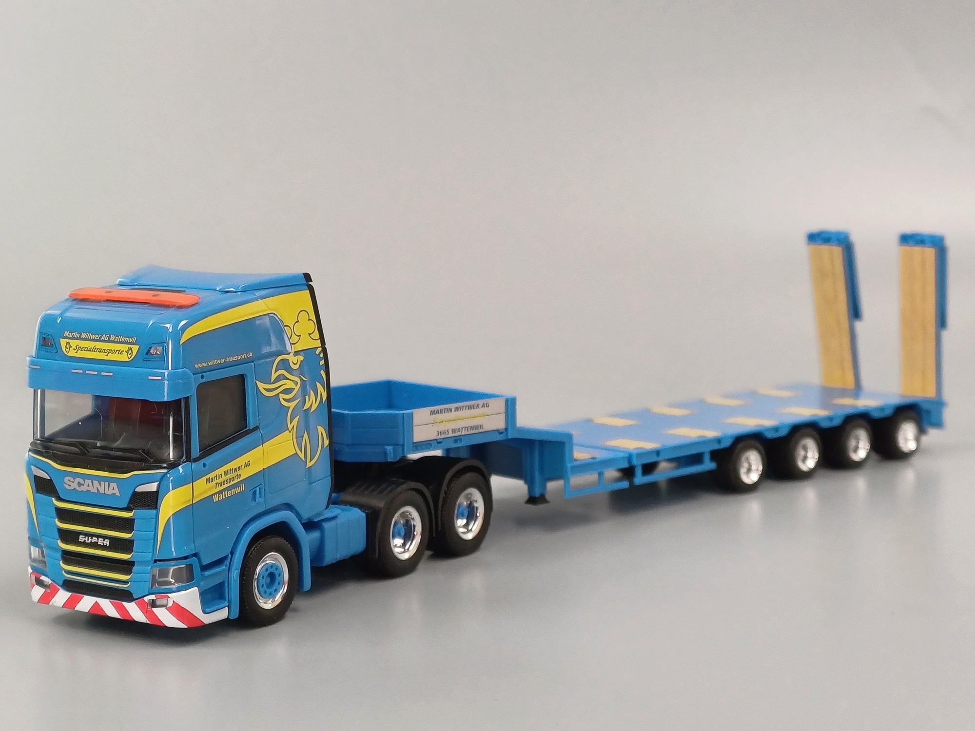 318884 -Herpa - Scania CR 20 HD 6x4 Semitieflade-Sattelzug "Martin Wittwer "CH"