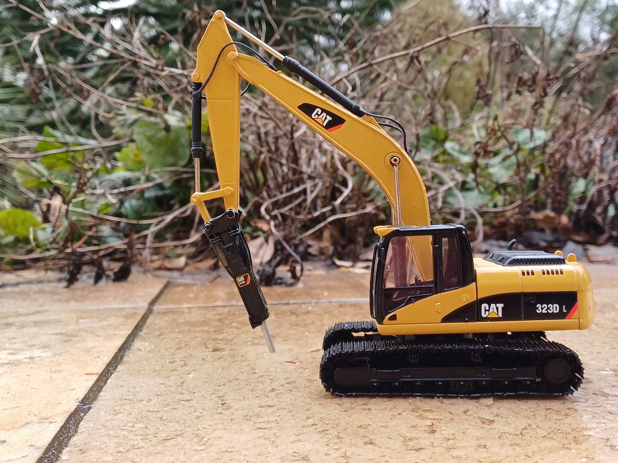 Norscot - CAT 323D L Hydraulikbagger mit Meißel