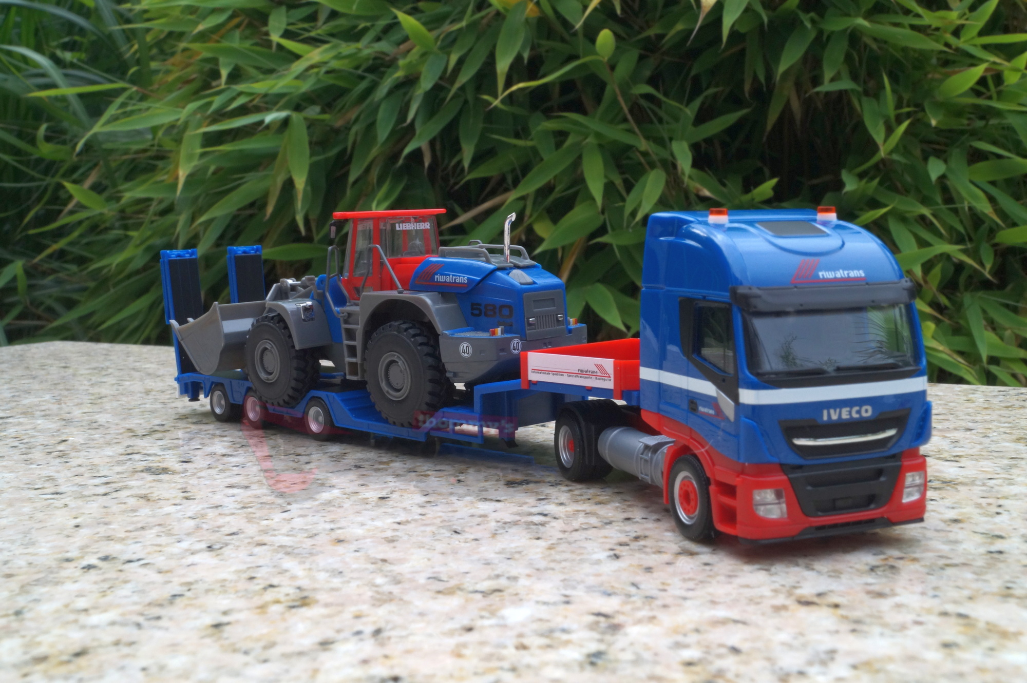 312851 - Herpa - Iveco Stralis NP Goldhofer Allrounder-Sattelzug mit Liebherr Radlader "Riwatrans"