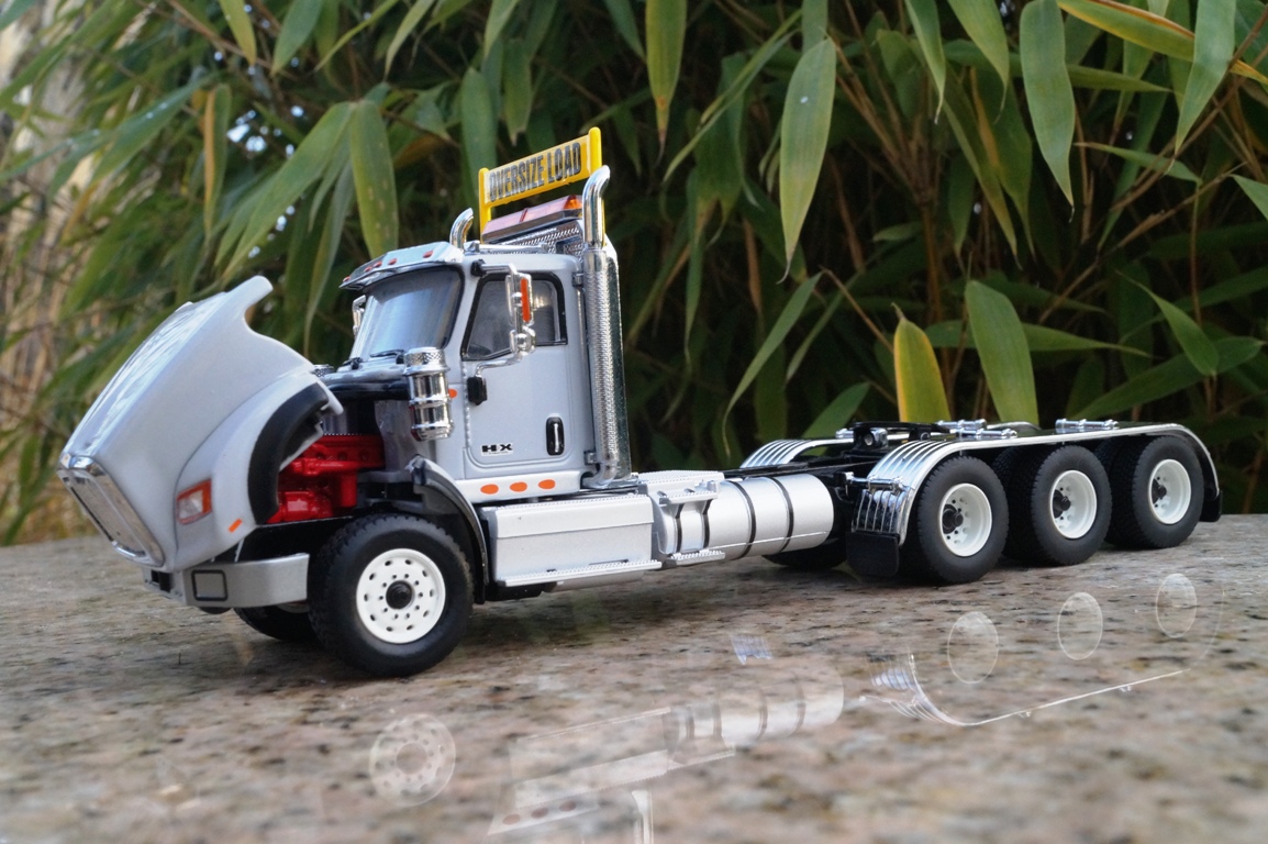 71011 -DCM -International HX 620 4achs Zugmaschine  metalic grau