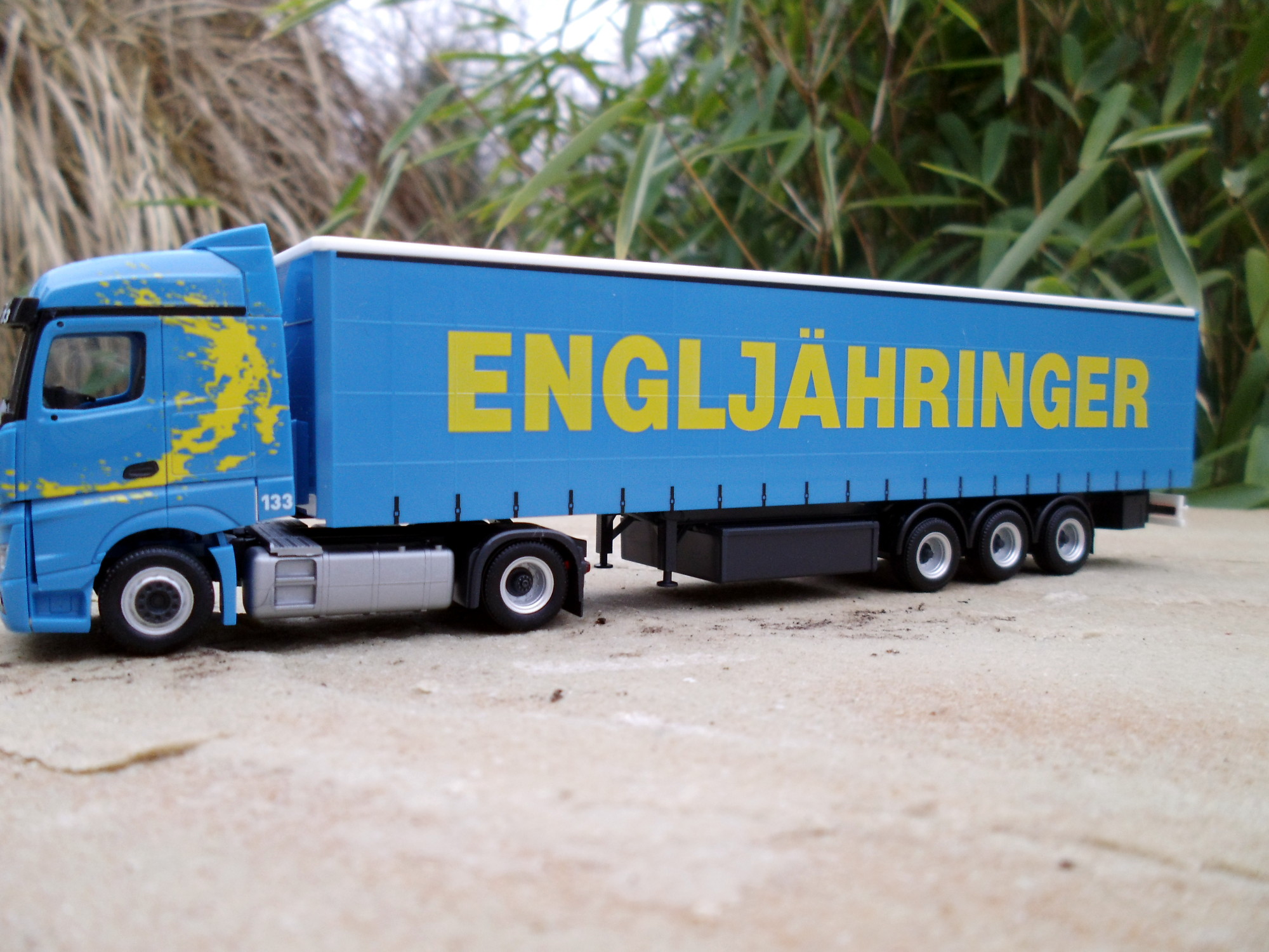 303163 - Herpa - Mercedes-Benz Actros Streamspace Gardinenplanen-Sattelzug "Engljähringer" (A)