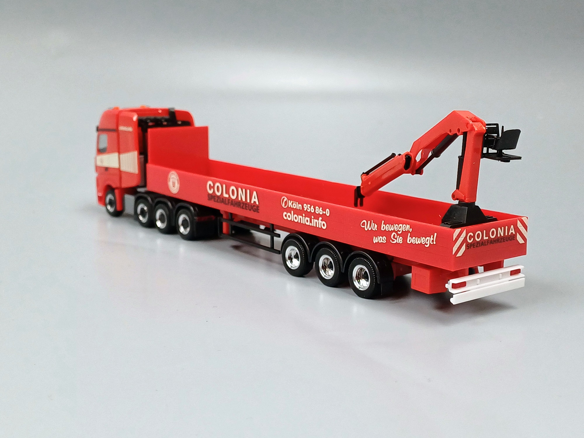 318426  -Herpa - Mercedes-Benz Actros L Gigaspace Pritschen-Sattelzug mit Kran "Colonia"