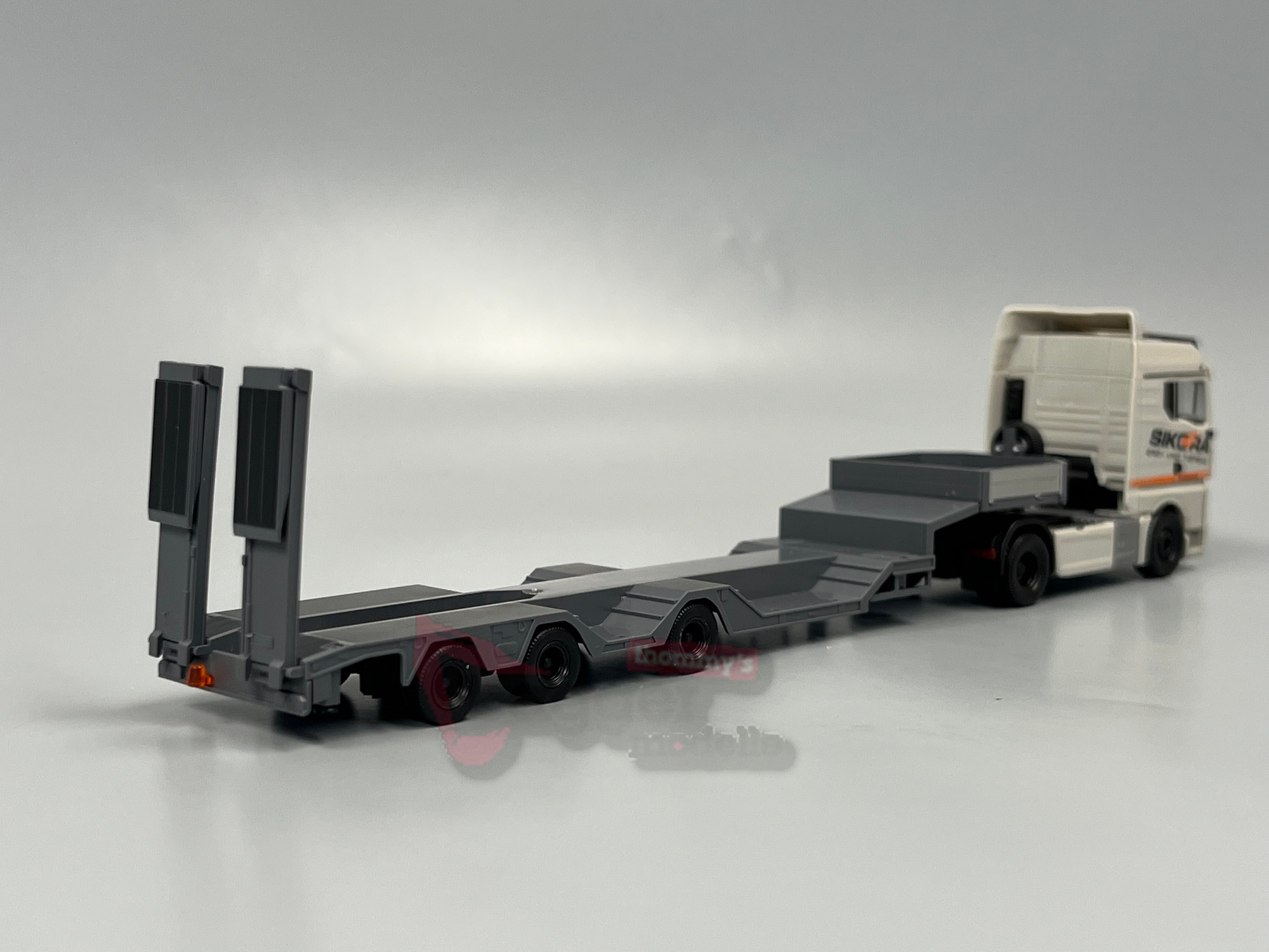 320849 - Herpa - MAN TGX GM Semitieflade-Sattelzug "Sikora/Trucker Babe Cindy"