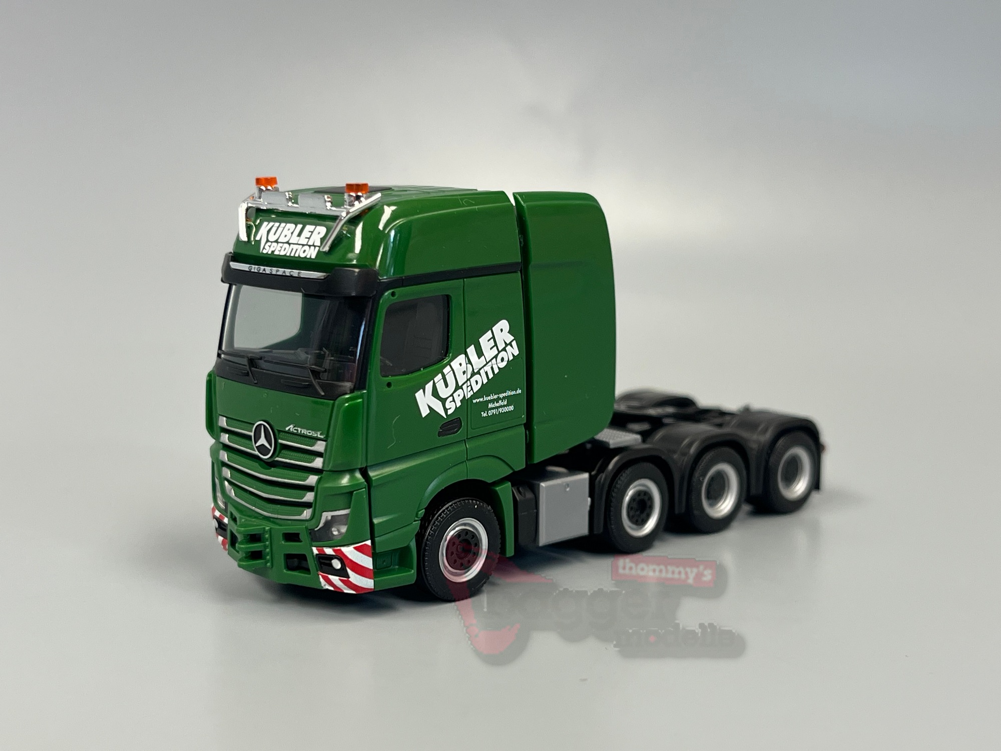 321327 - Herpa - Mercedes-Benz Actros L Gigaspace Schwerlastzugmaschine 4achs "Kübler"