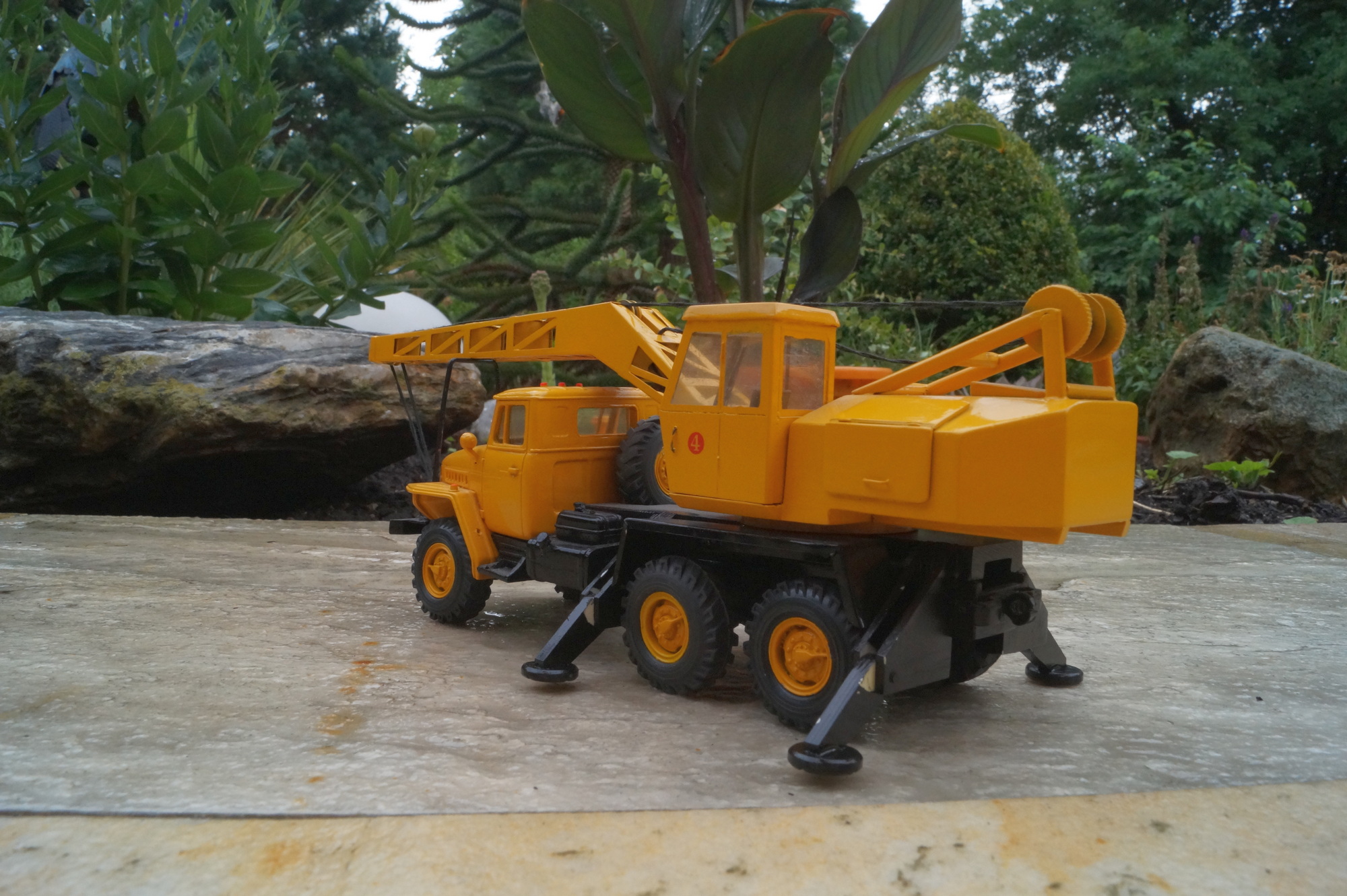 Russisches Fahrzeug  Hinterrat  rechts starr