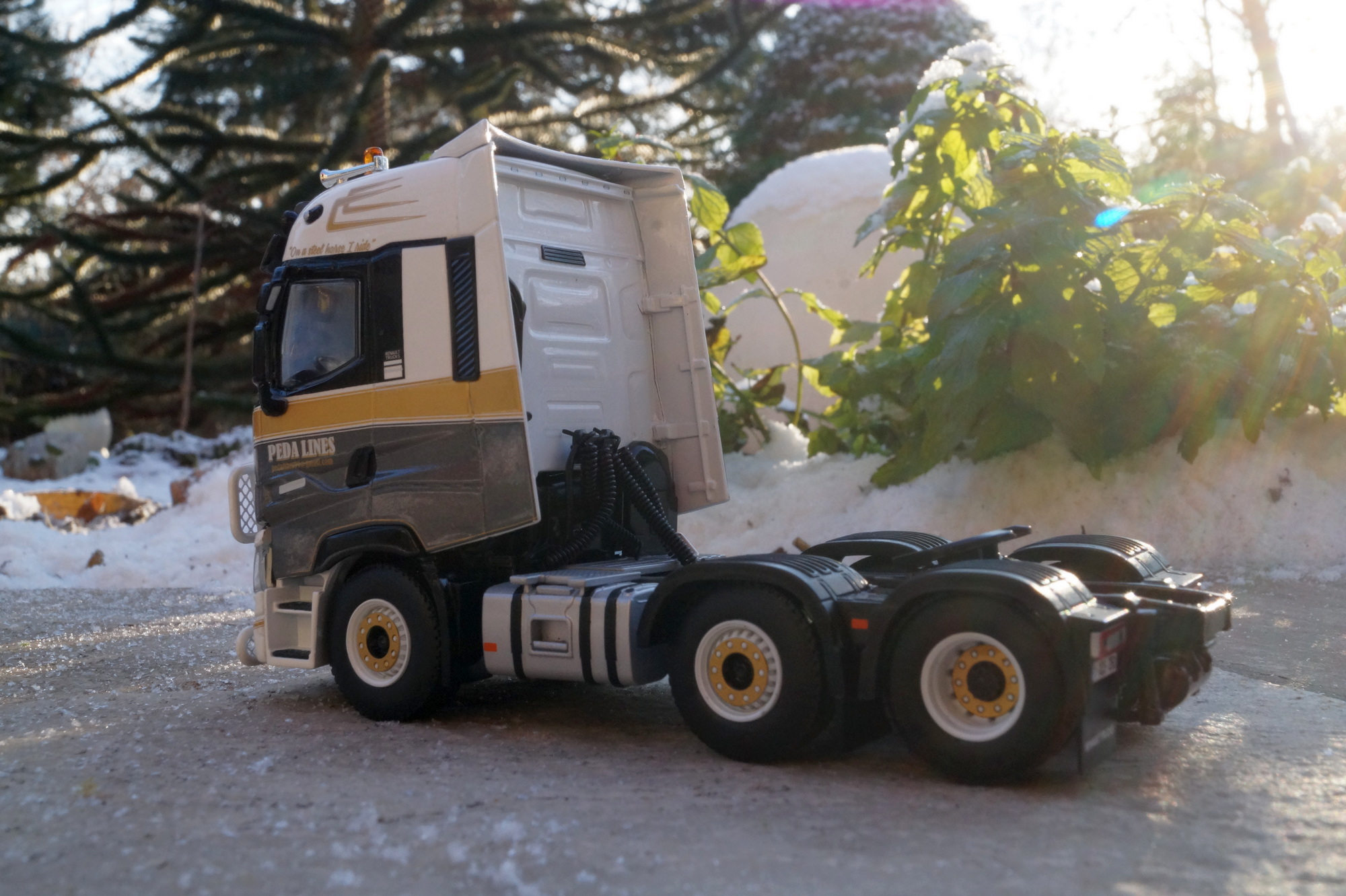 01-3671 - WSI - Renault T High 6x2 3achs Zugmaschine "Peda Lines "- B -