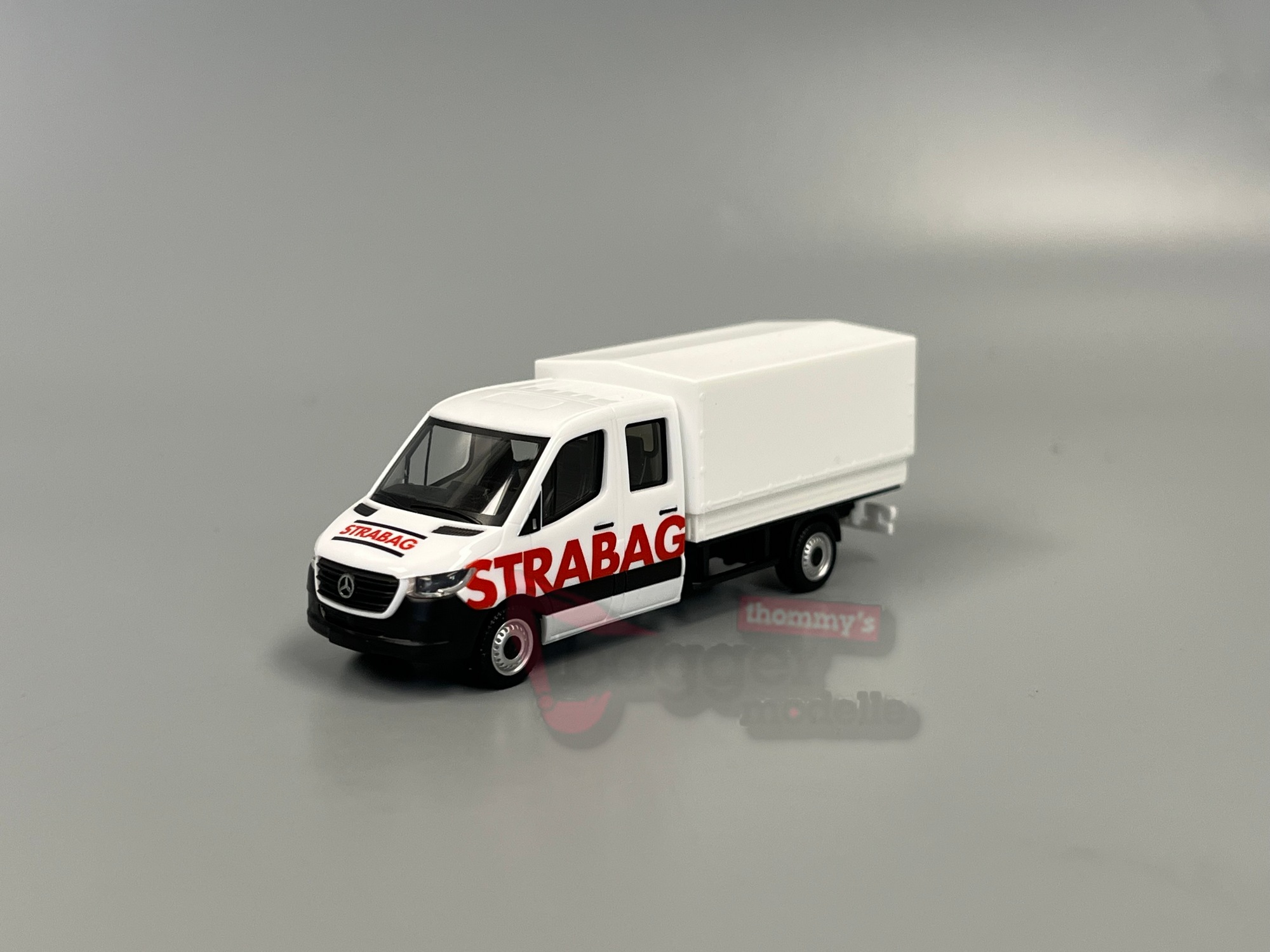 098991 - Herpa - Mercedes-Benz Sprinter '18 Doppelkabine Pritsche/Plane "STRABAG"