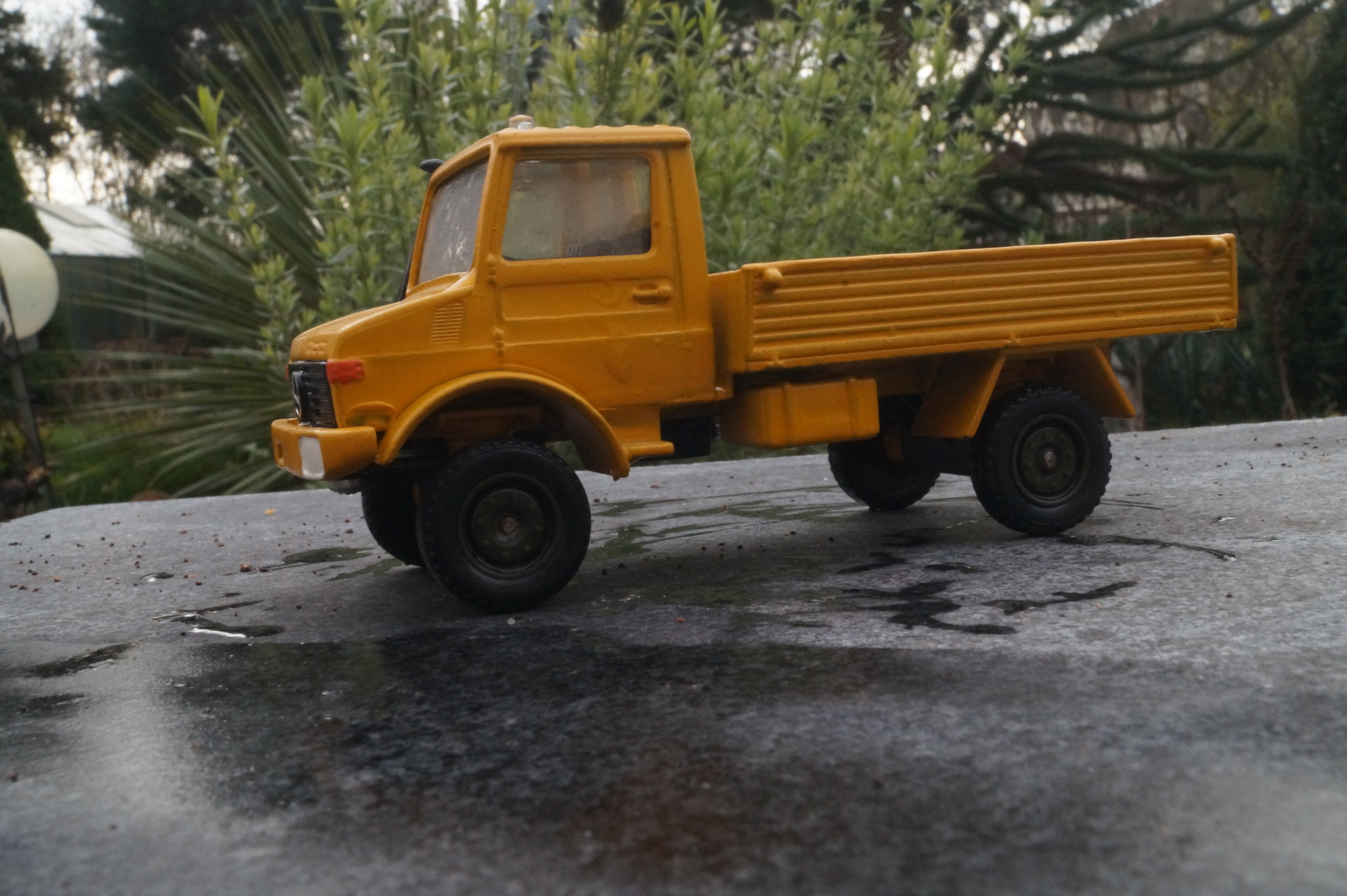 Mercedes Unimog 2achs mit Pritsche