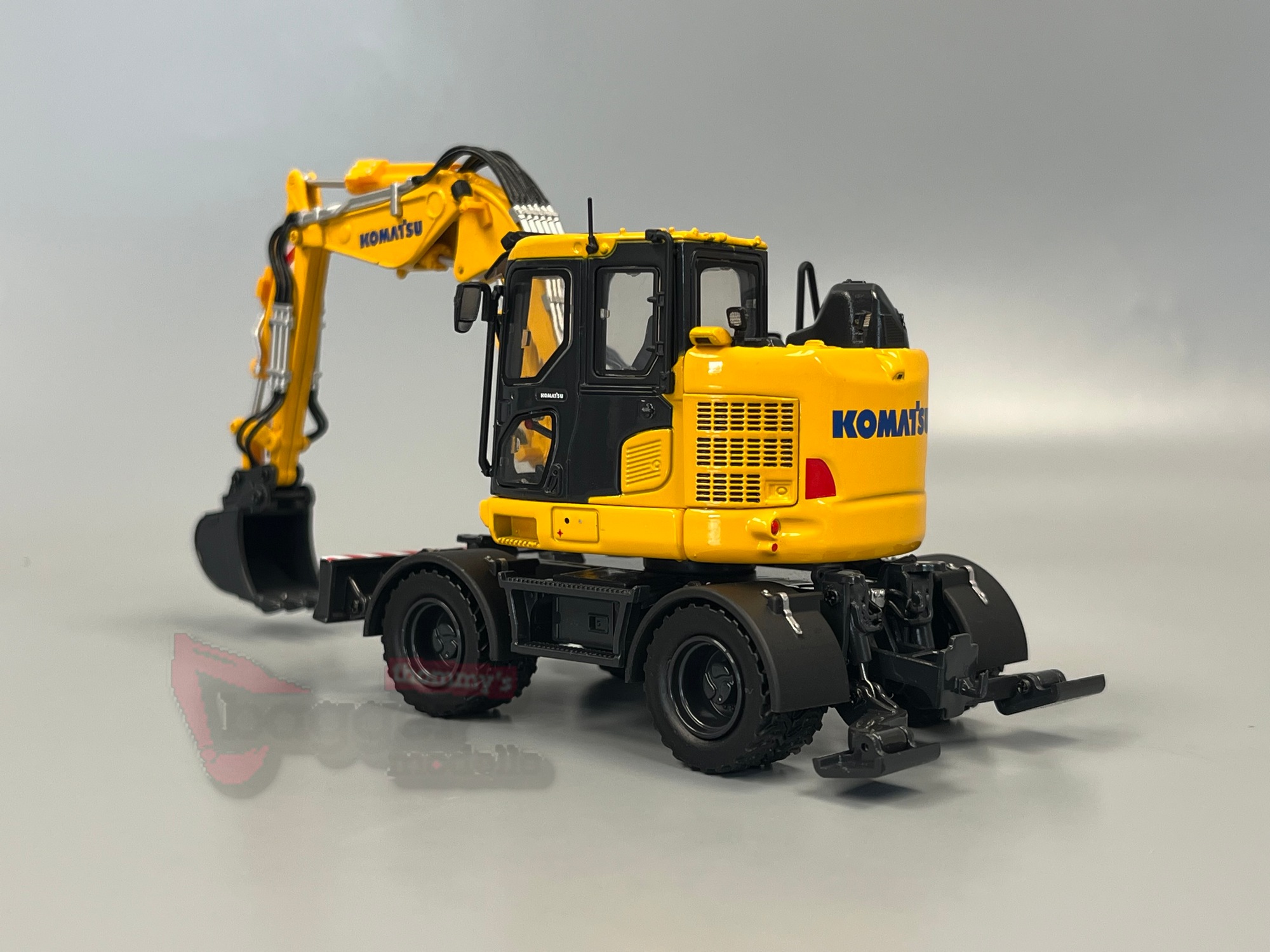 8190 -Universal Hobbies -Komatsu PW 138-MR11-2026 Mobilbagger