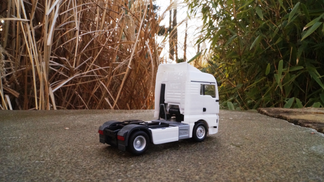 304245-2 - Herpa - MAN TGX XLX Euro 6 Zugmaschine weiß