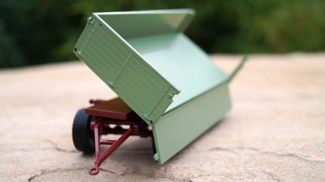 98026-9 - Conrad -Deichselanhänger mit Zweiseitenkippmulde -grün- für Mercedes LAK