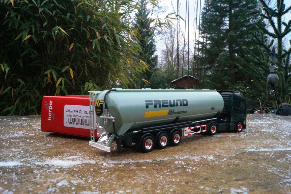 308168 - Herpa - Volvo FH Gl. XL Silo-Sattelzug "Freund"