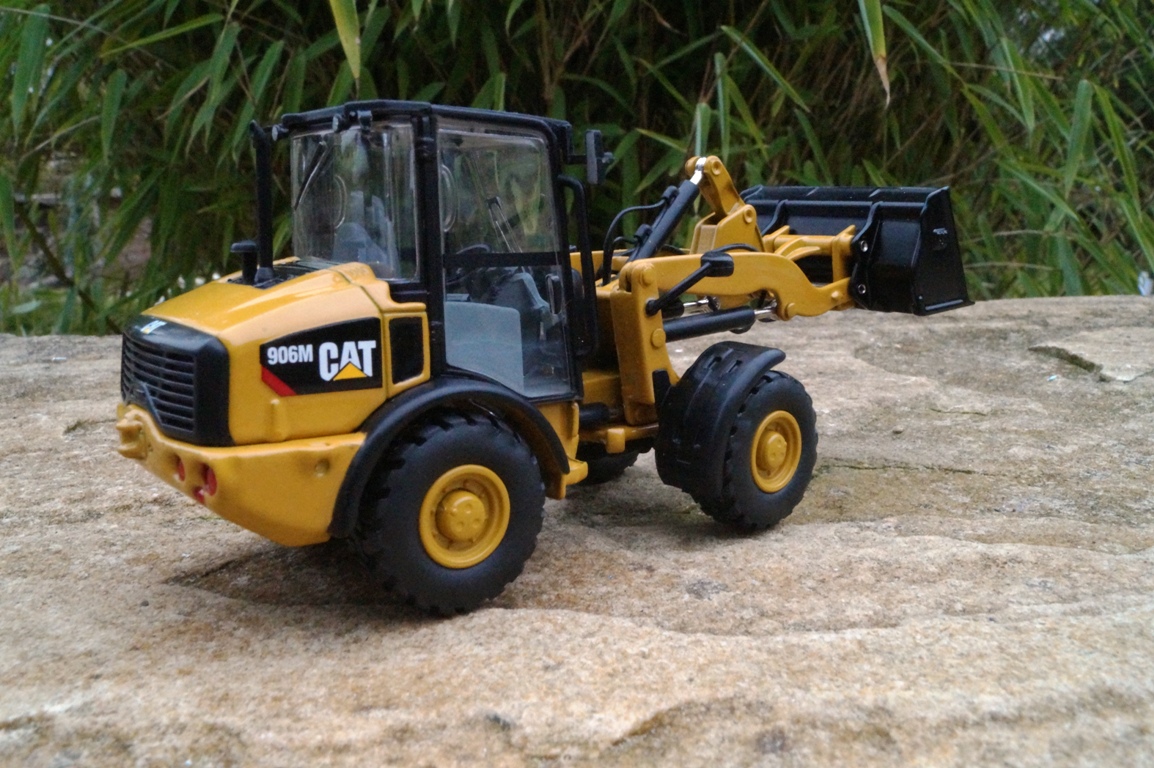 85557 - DCM - CAT 906M Radlader 1:50