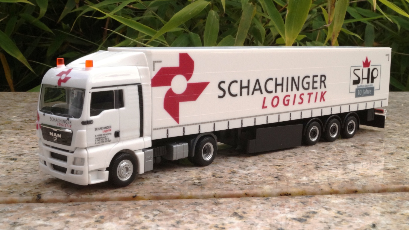 924849 - Herpa- MAN TGX XLX Gardinenplanen-Sattelzug "Schachinger" A