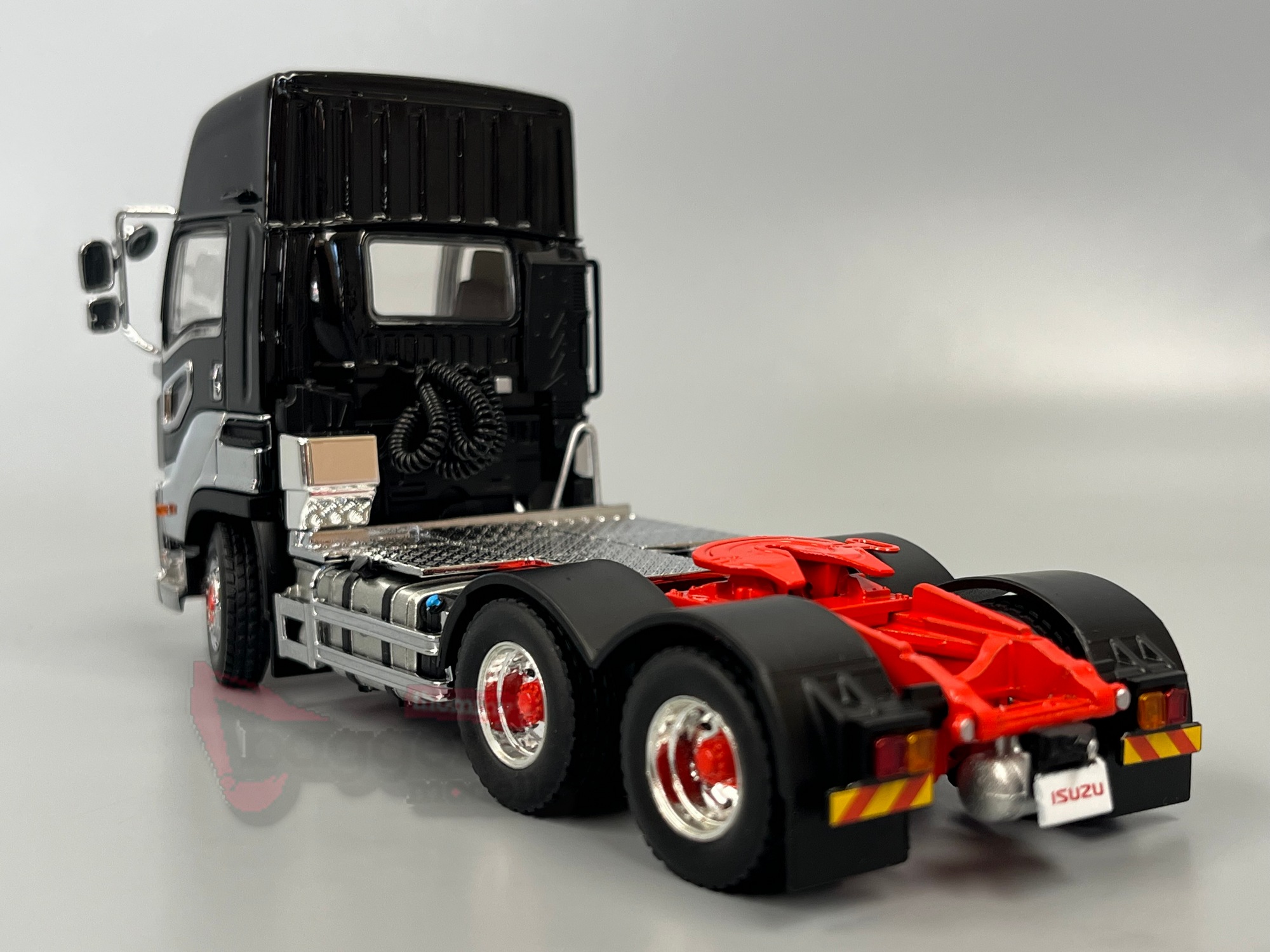 01-5194 - WSI - ISUZU GIGA SHORT 6x4 3achs Zugmaschine, schwarz