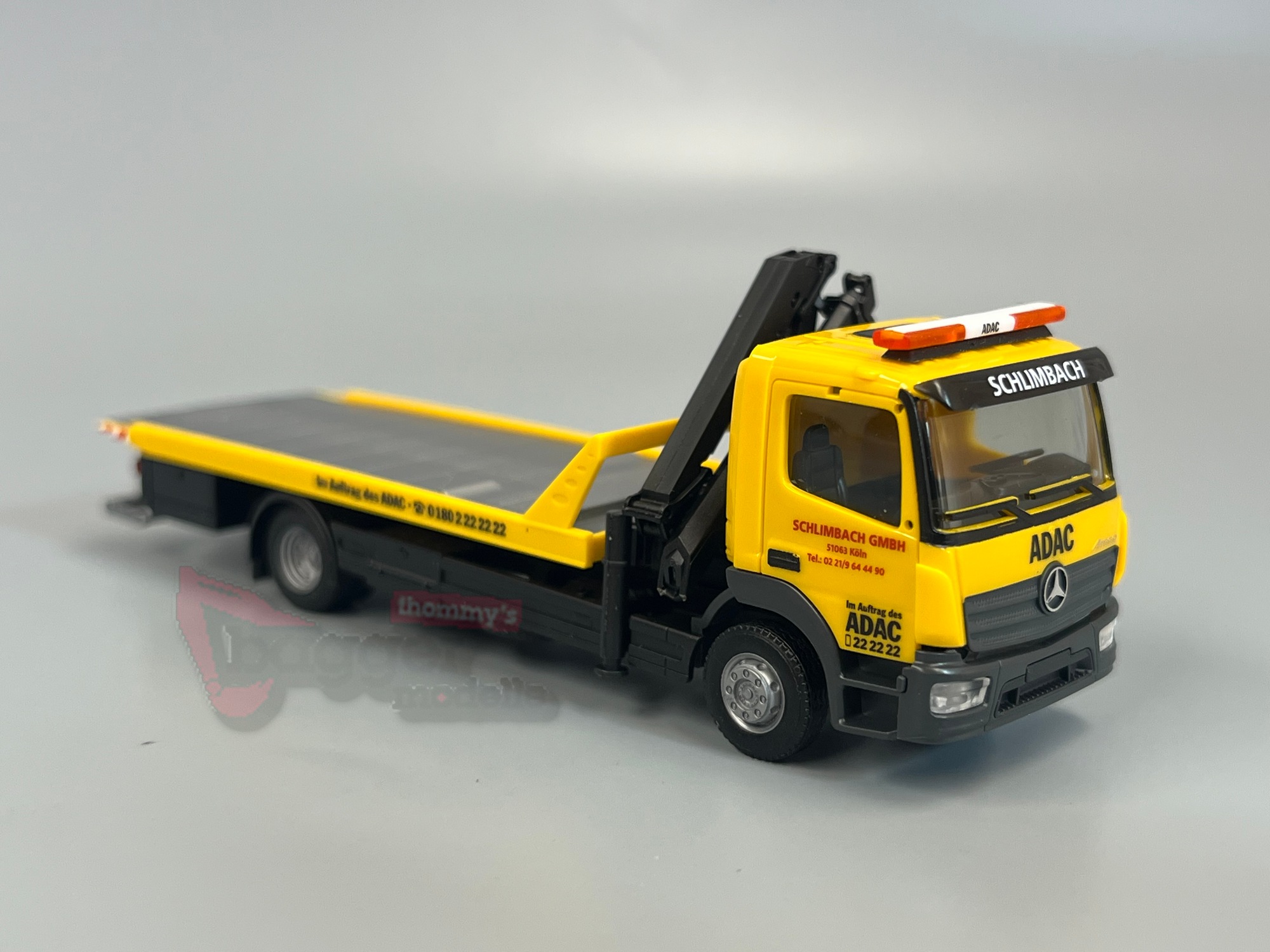 321273 -Herpa - 	Mercedes-Benz Atego '13 Plateau-Abschlepp-LKW "ADAC/ Schlimbach"