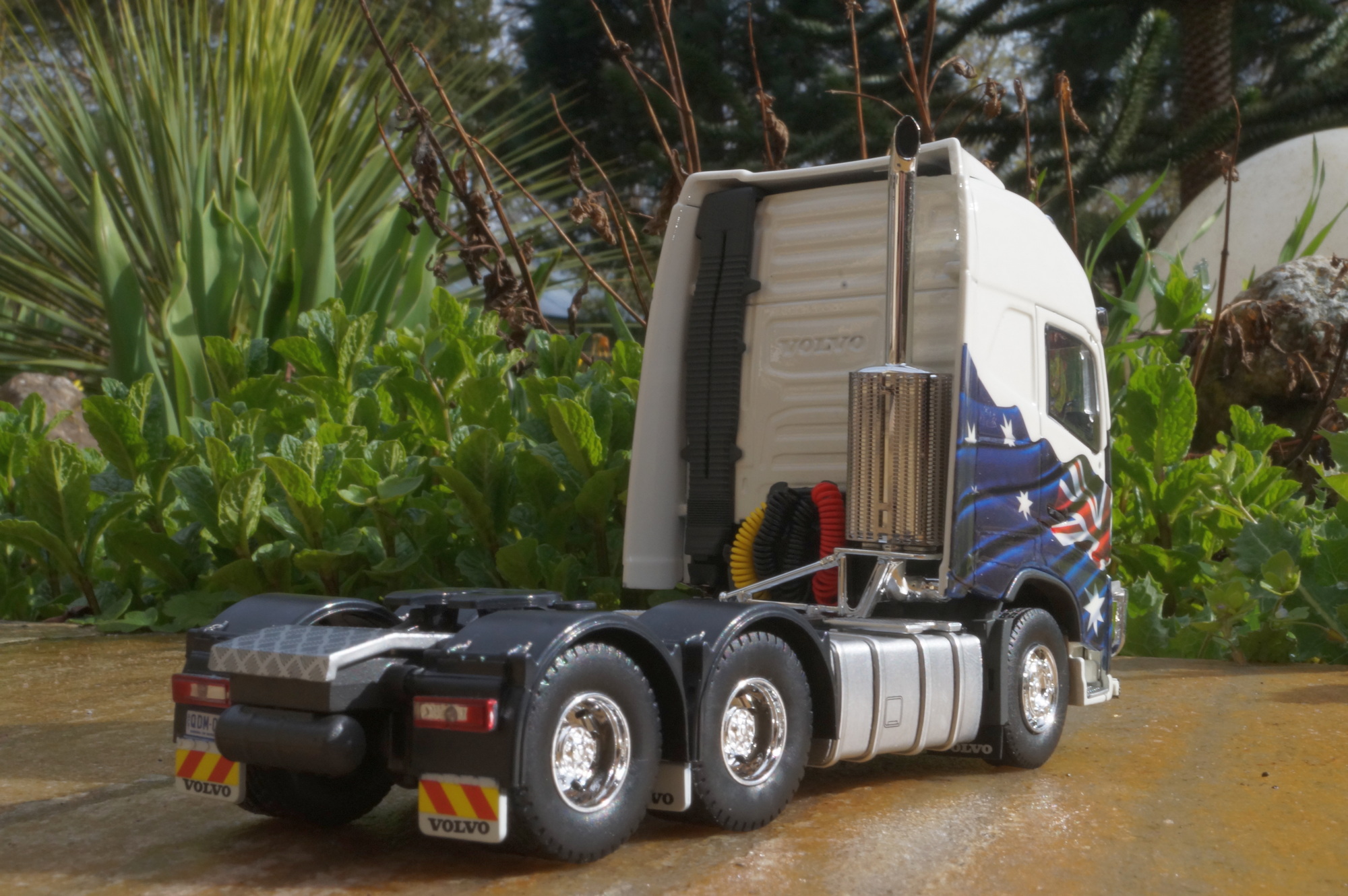 74222 - Tekno - Volvo FH04 Globetrotter XL 6x4 Zugmaschine "Aussie Tribute Truck" AUS