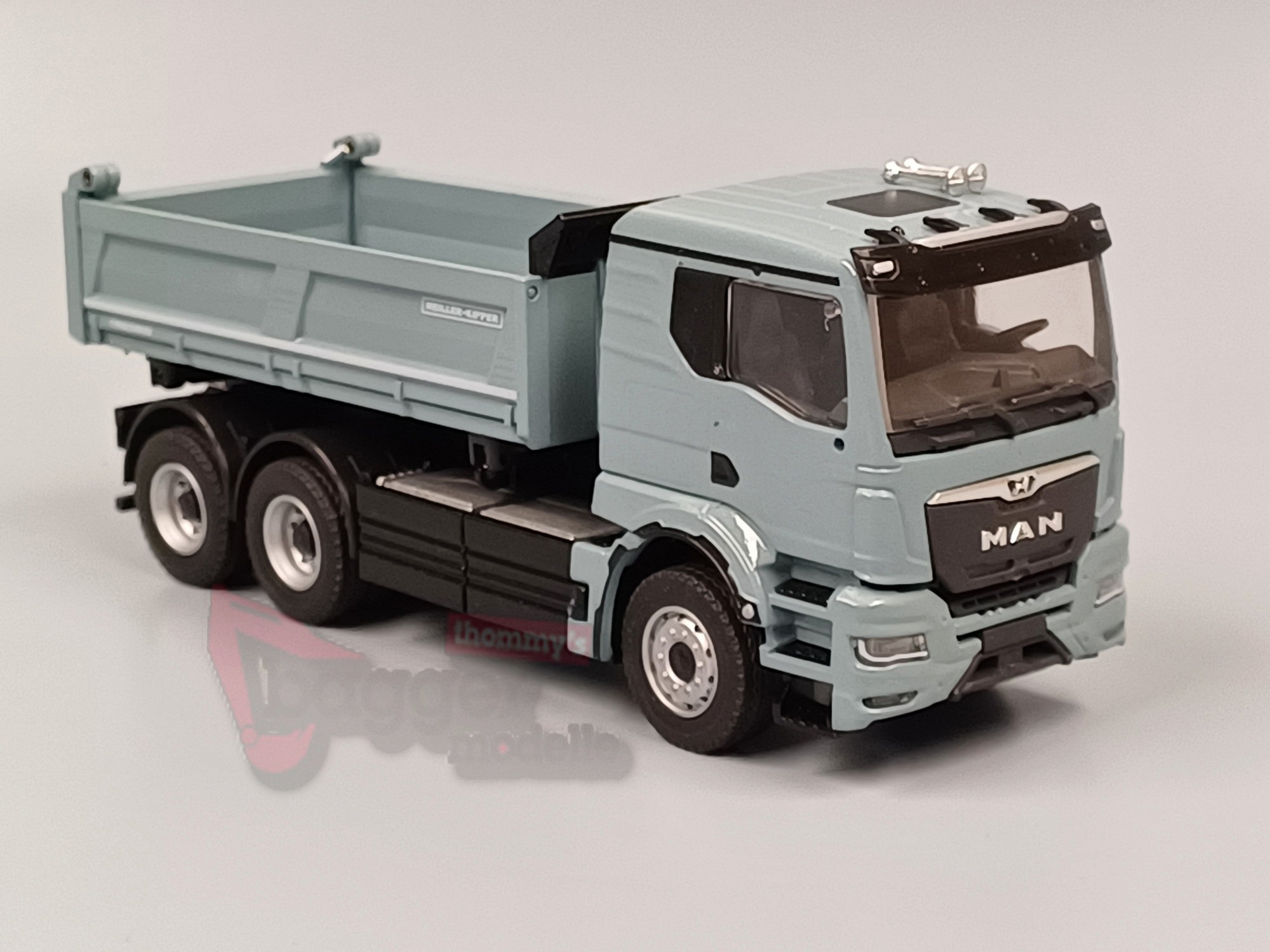 81254E - Conrad - MAN eTGS NN Meiller Trigenius Dreiseitenkipper Artic Blue 