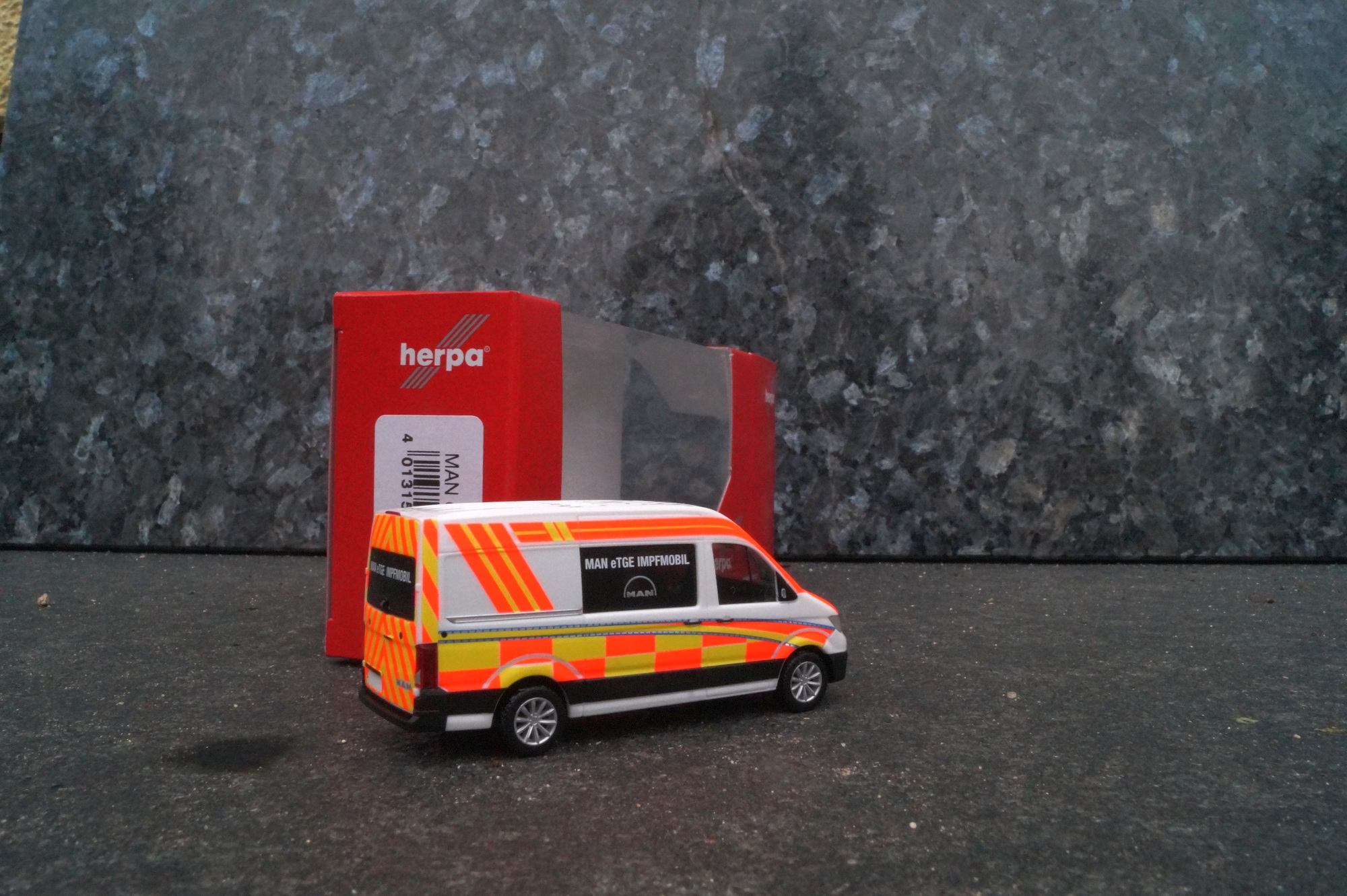 096263 - Herpa - MAN eTGE Bus HD „Corona Impfmobil“