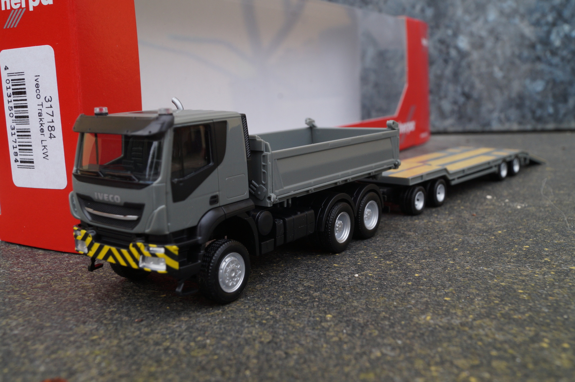 317184 - Herpa - Iveco Trakker 6x6 Kipper-LKW mit TU4-Anhänge Tieflader, grau/gelb