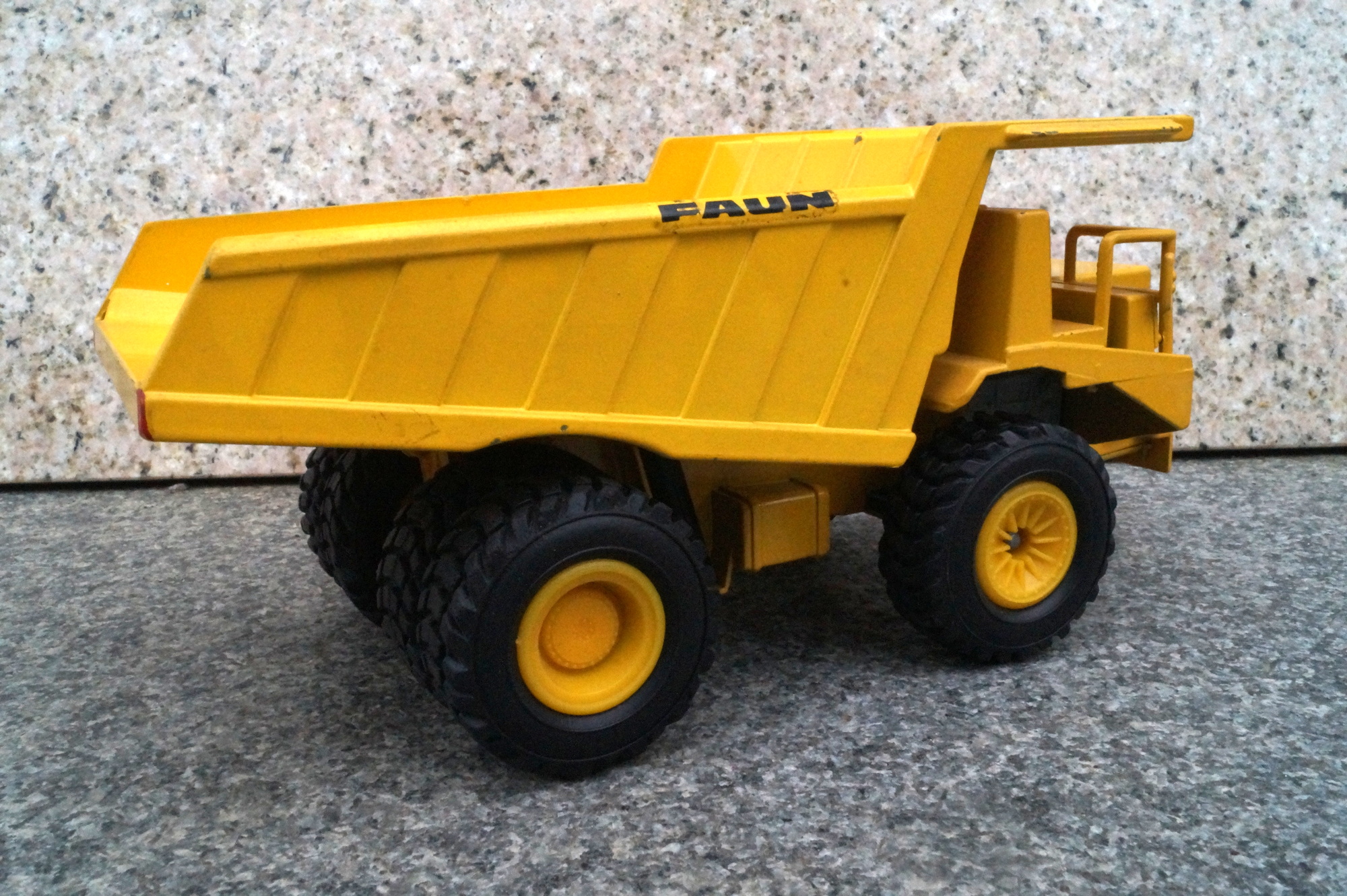 FAUN  Muldenkipper umlackiert gelb