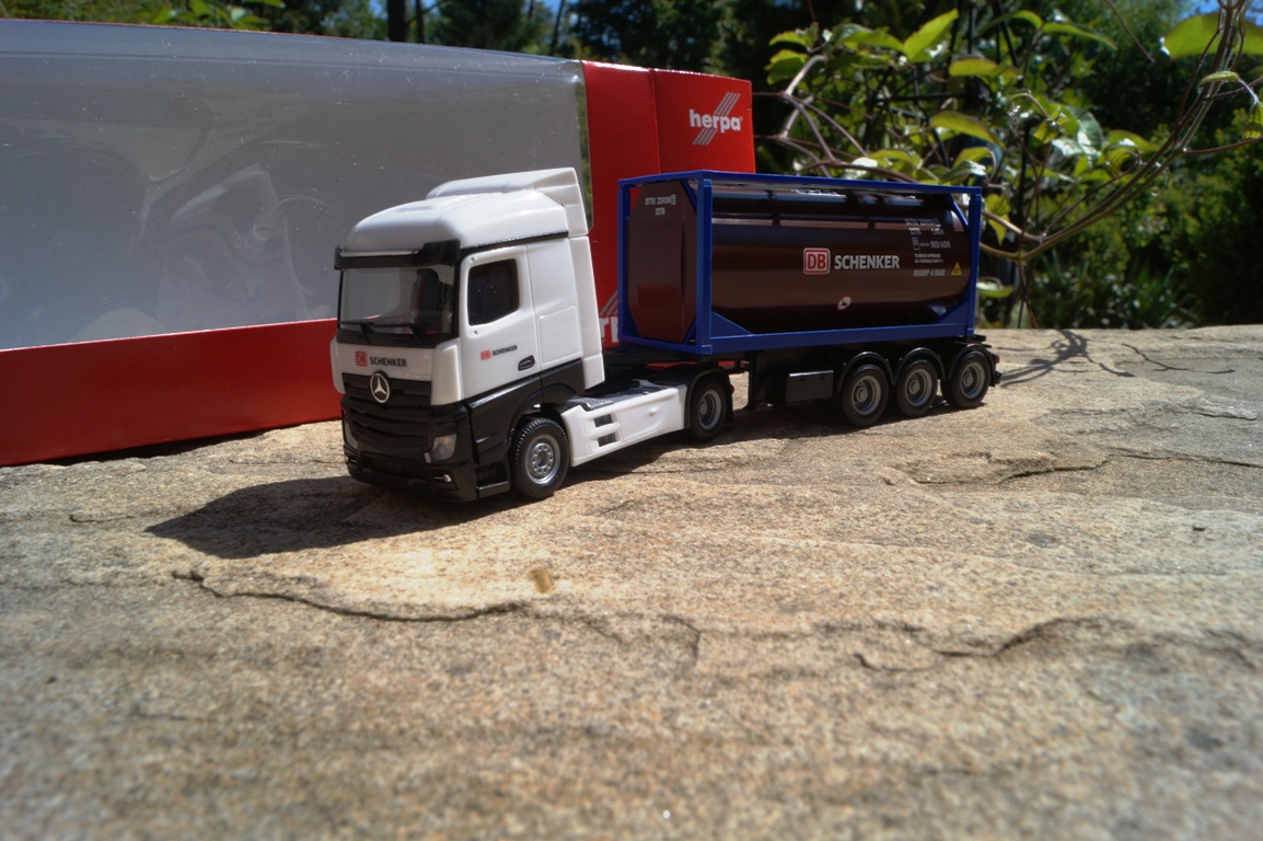 306911 - Herpa - Mercedes-Benz Actros Streamspace 2.5 Tankcontainer-Sattelzug "DB Schenker"