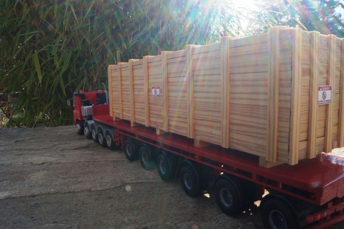 Volvo FH12 5achs Zugmaschine mit 6achs Ballastauflieger + Holzkiste