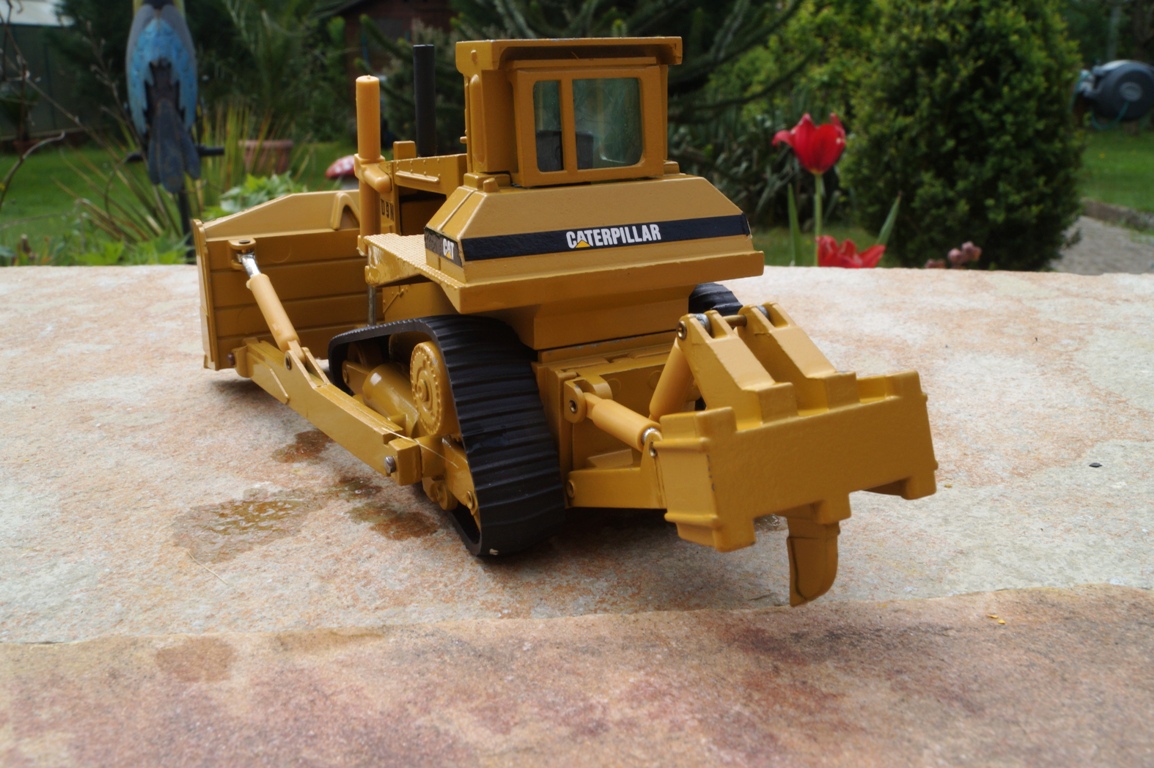 CAT D9N Planierraupe mit Aufreißer NZG