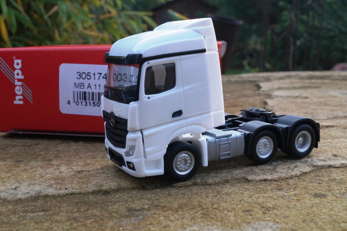 305174-3 - Herpa - Mercedes-Benz Actros Streamspace 6x2 Zugmaschine, weiß