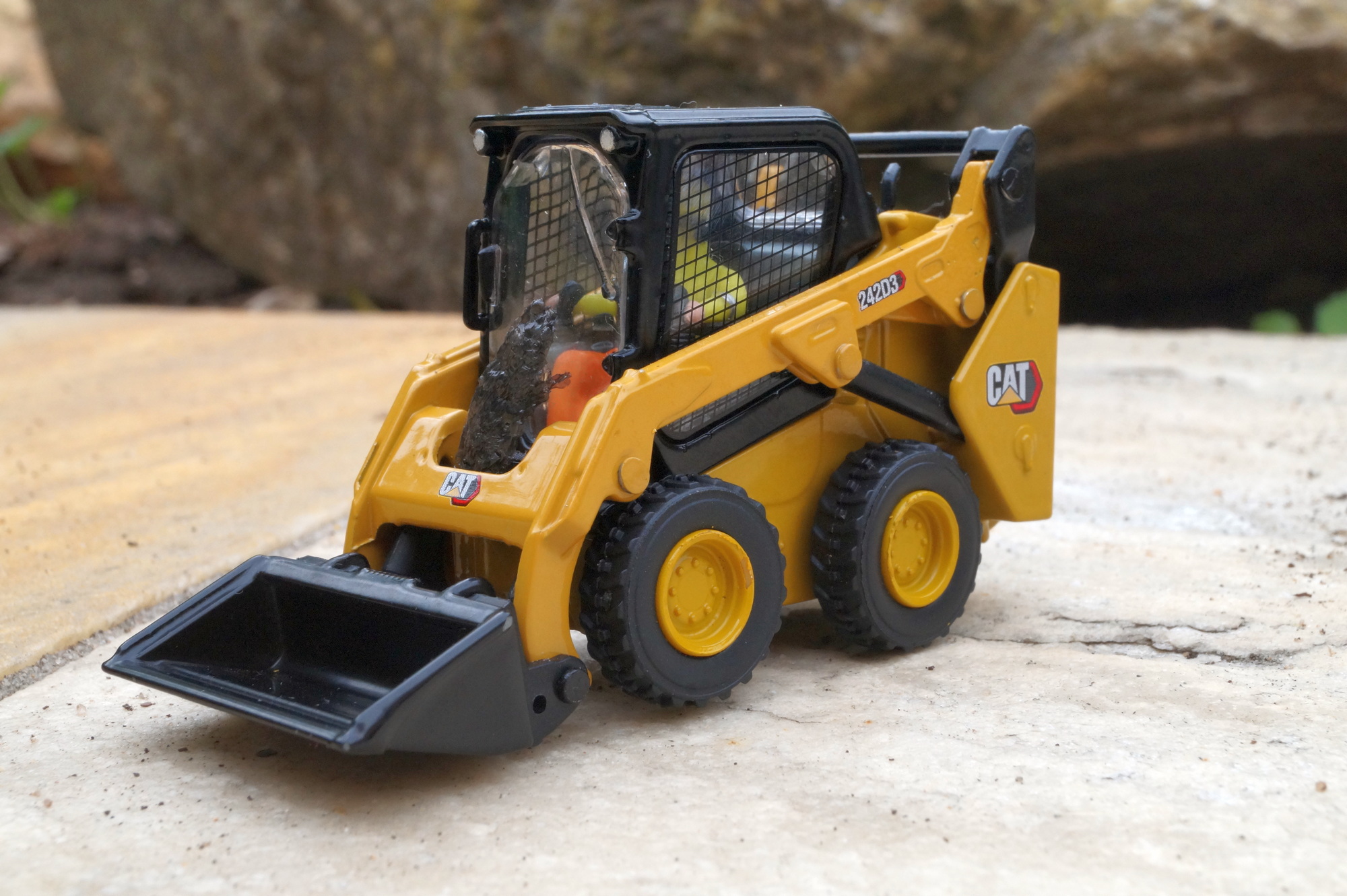 85676 - DCM - CAT 242 D3 Kompaktlader auf Rad mit Anbauteilen gelb