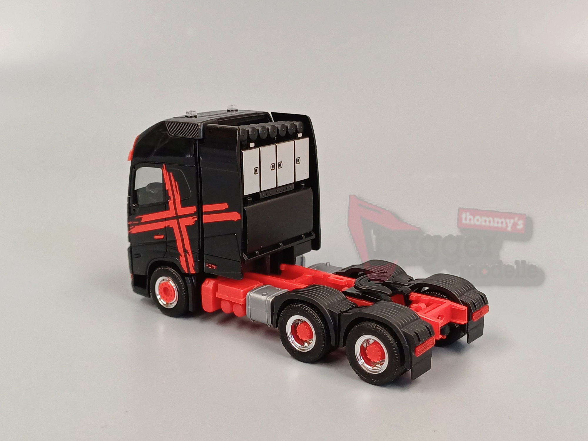 318624 - Herpa - Volvo FH 16 GL XL 2020 Zugmaschine mit Schwerlastturm, schwarz/rot