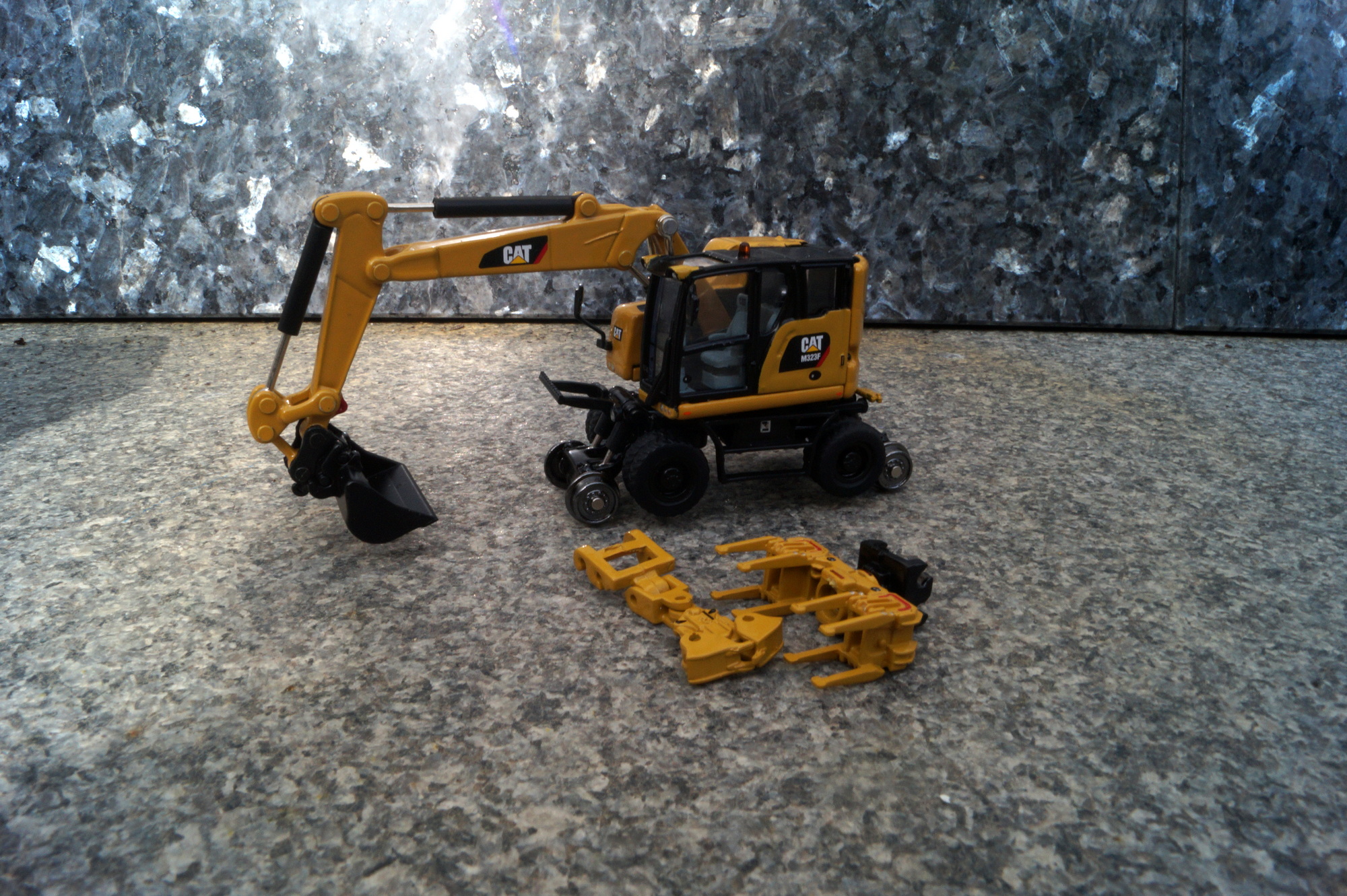 85656 -DCM -CAT M 323 F Zweiwegebagger "CAT gelb