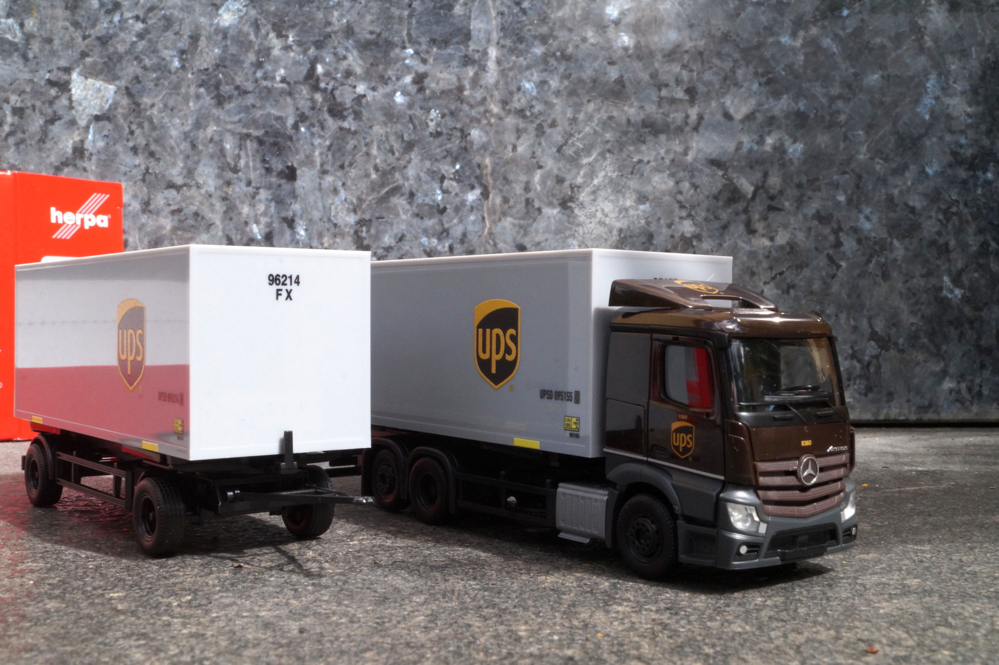 317832 - Herpa - Mercedes-Benz Actros Classicspace Wechselkoffer-Hängerzug "UPS"