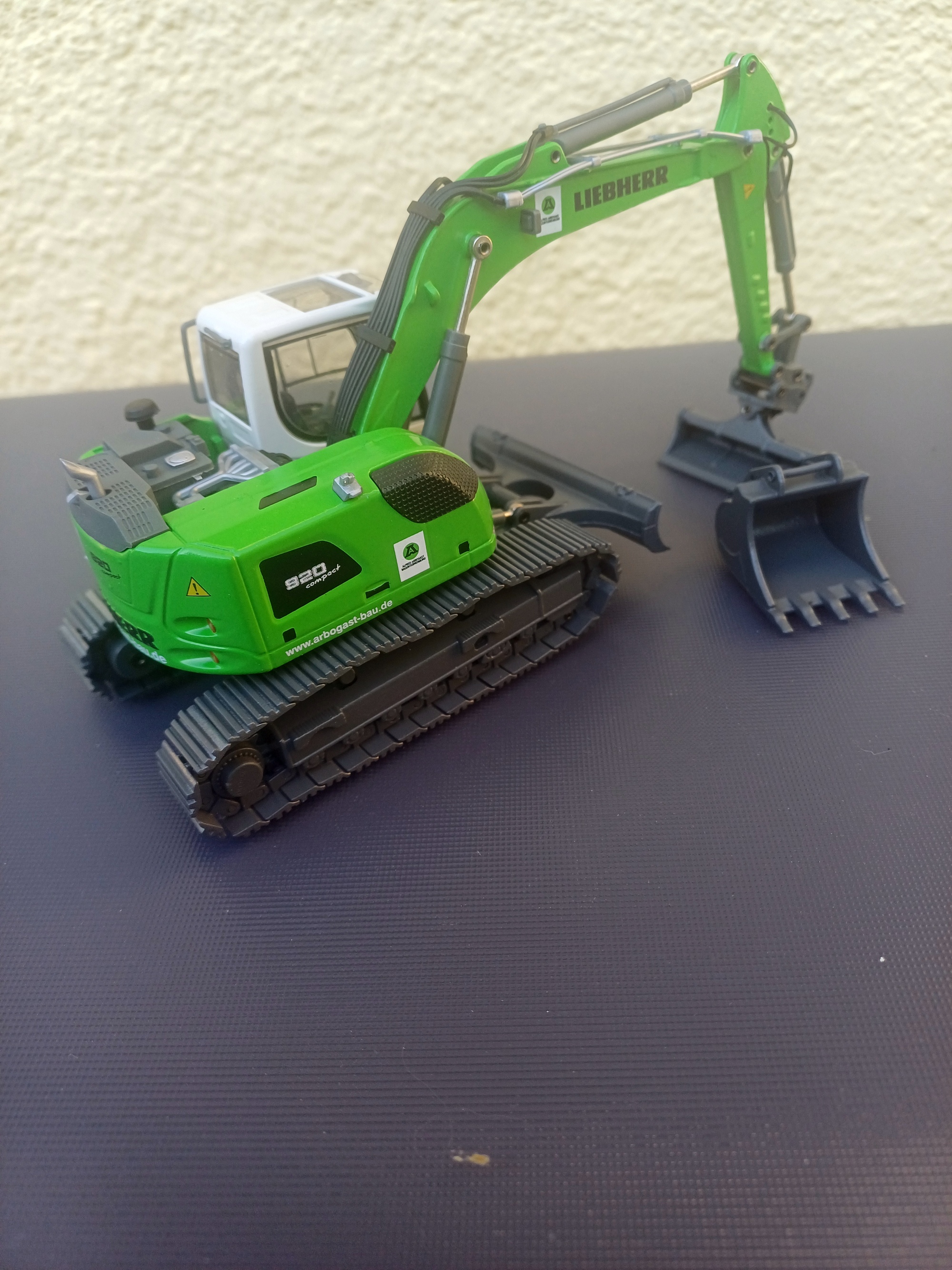 2206-1 -Thommys - Liebherr R 920 Compact  Monoblockausleger mit Böschungslöffel und Schaufel - Arbogast