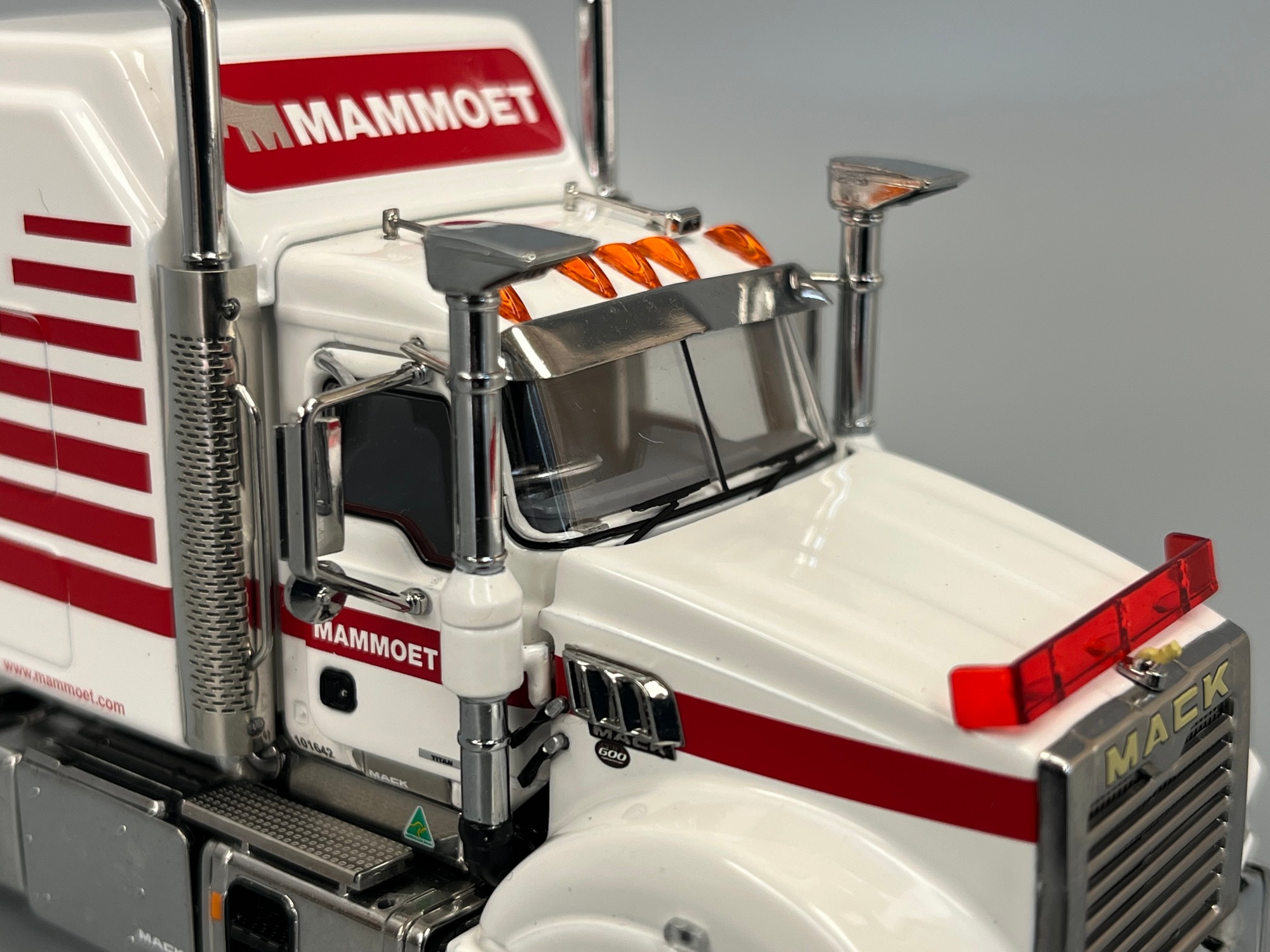 410327 - Drake - MACK Titan 3achs Zugmaschine - Mammoet Australien