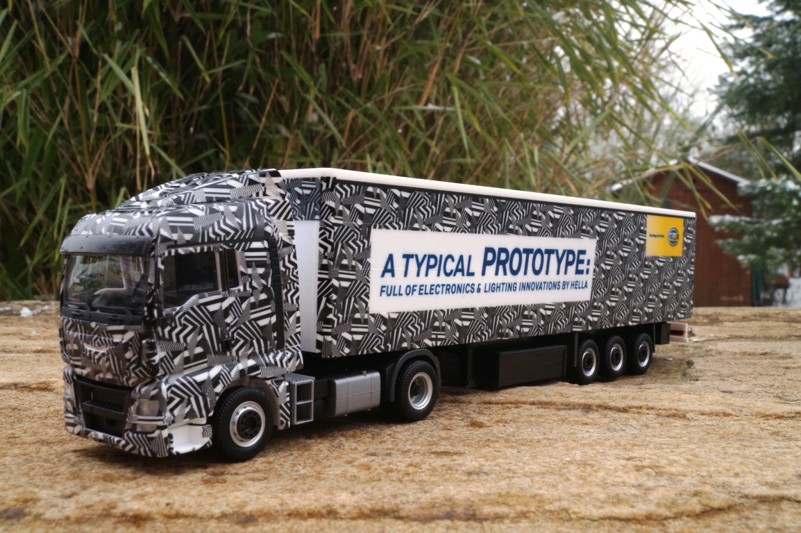 308434 - Herpa - MAN TGX XLX Gardinenplanen-Sattelzug "Hella Erlkönig Truck"