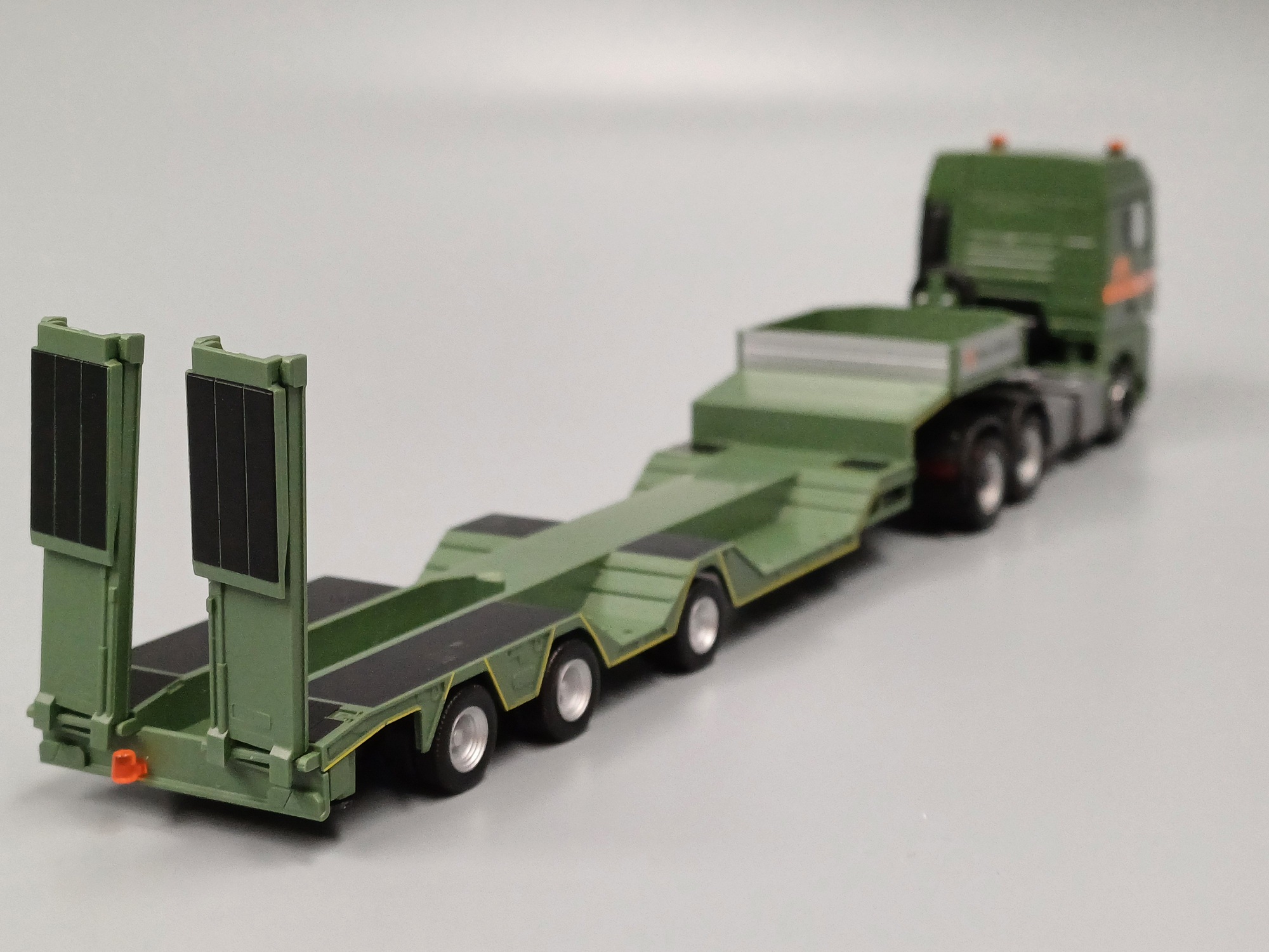 318273 - Herpa - MAN TGX GM Allrounder Tieflade-Sattelzug "Max Wild"