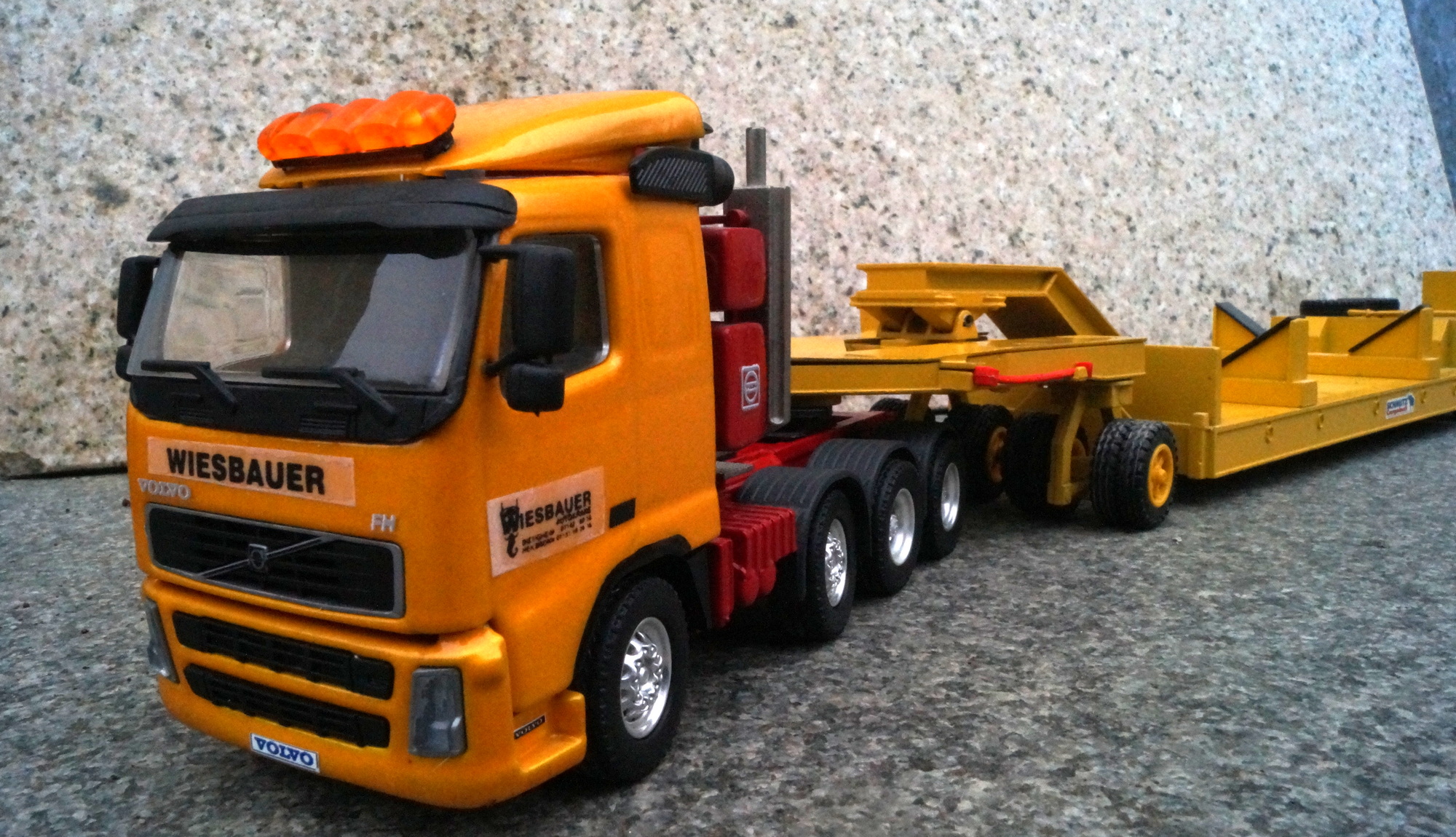 Volvo FH 4achs Schwerlastzugmaschine mit Schmitz Cargobull Tieflader "Wiesbauer Aufkleber"