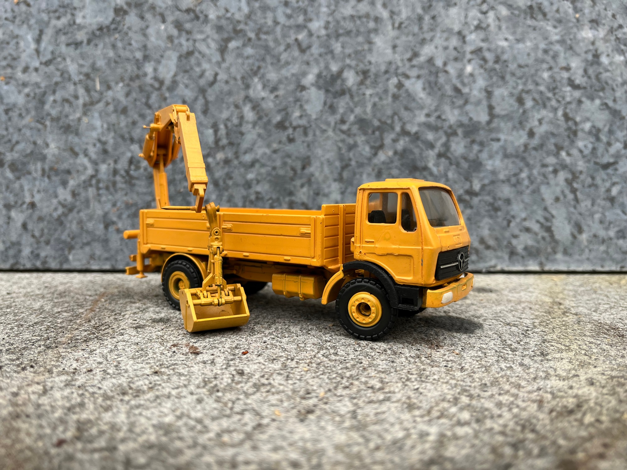 10121 - Rainer- Mercedes Benz 2 achs Pritschen LKW  mit Ladekran umlackiert